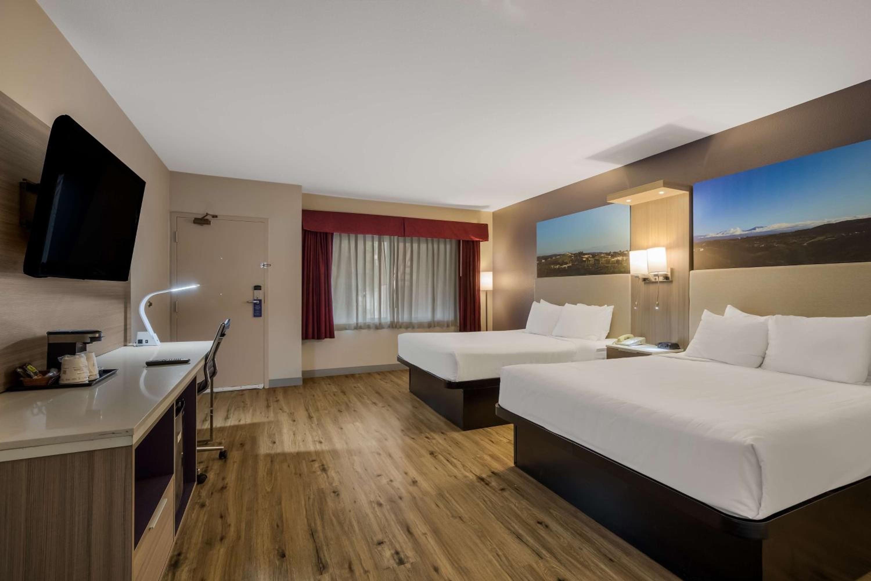 Deluxe Queen Room with Two Queen Beds - Non-Smoking - Photo 2