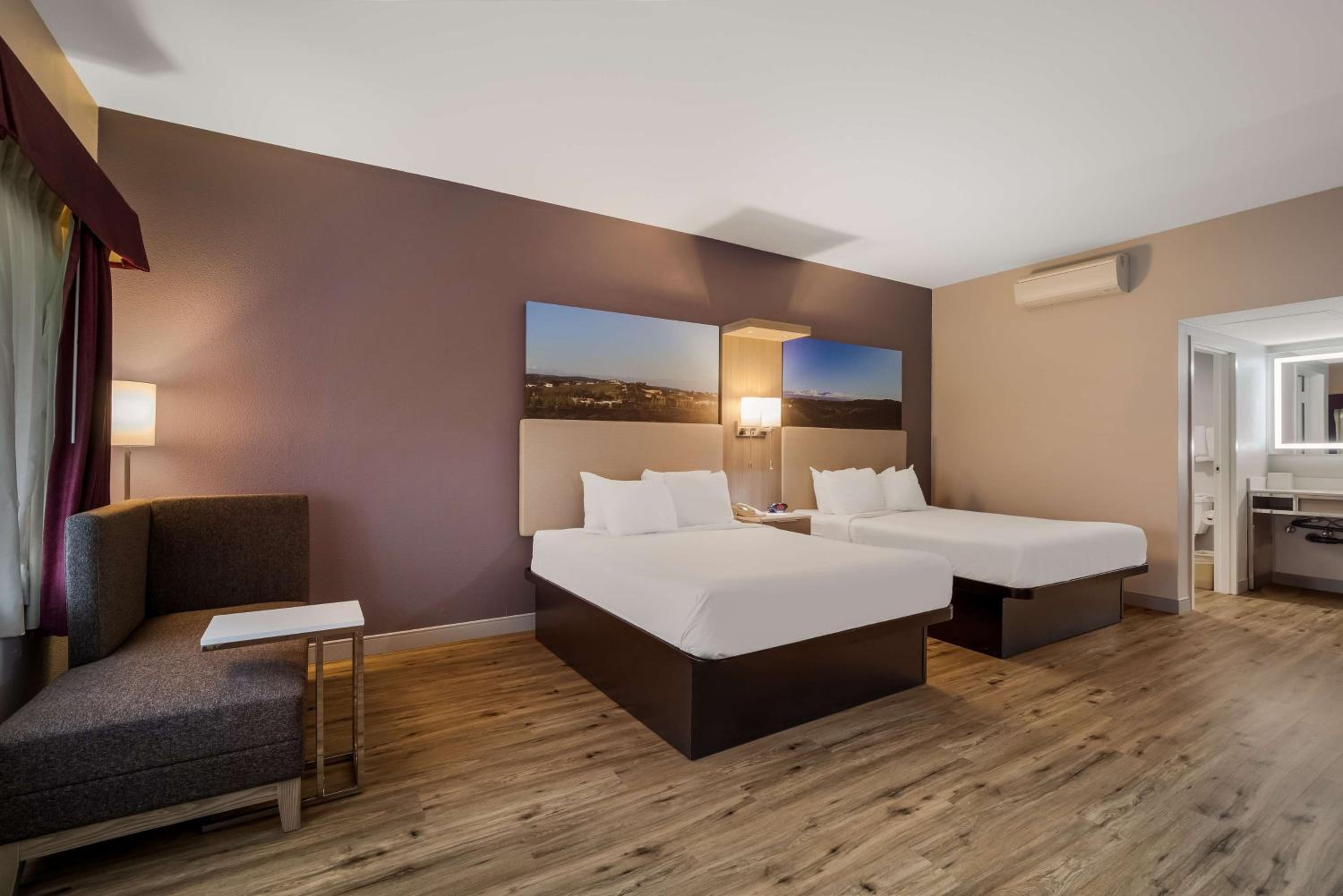 Queen Room with Two Queen Beds - Freeway Side/Non-Smoking - Photo 4