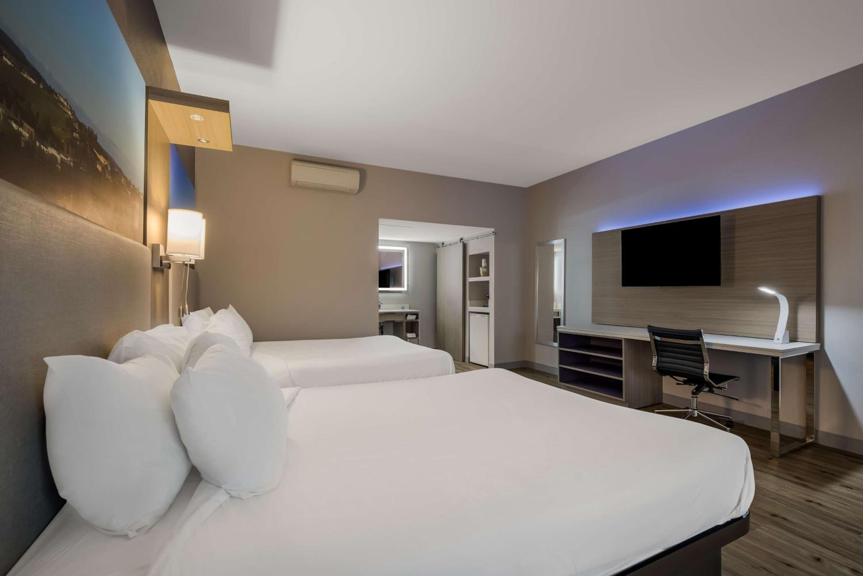 Queen Room with Two Queen Beds - Freeway Side/Non-Smoking - Photo 3