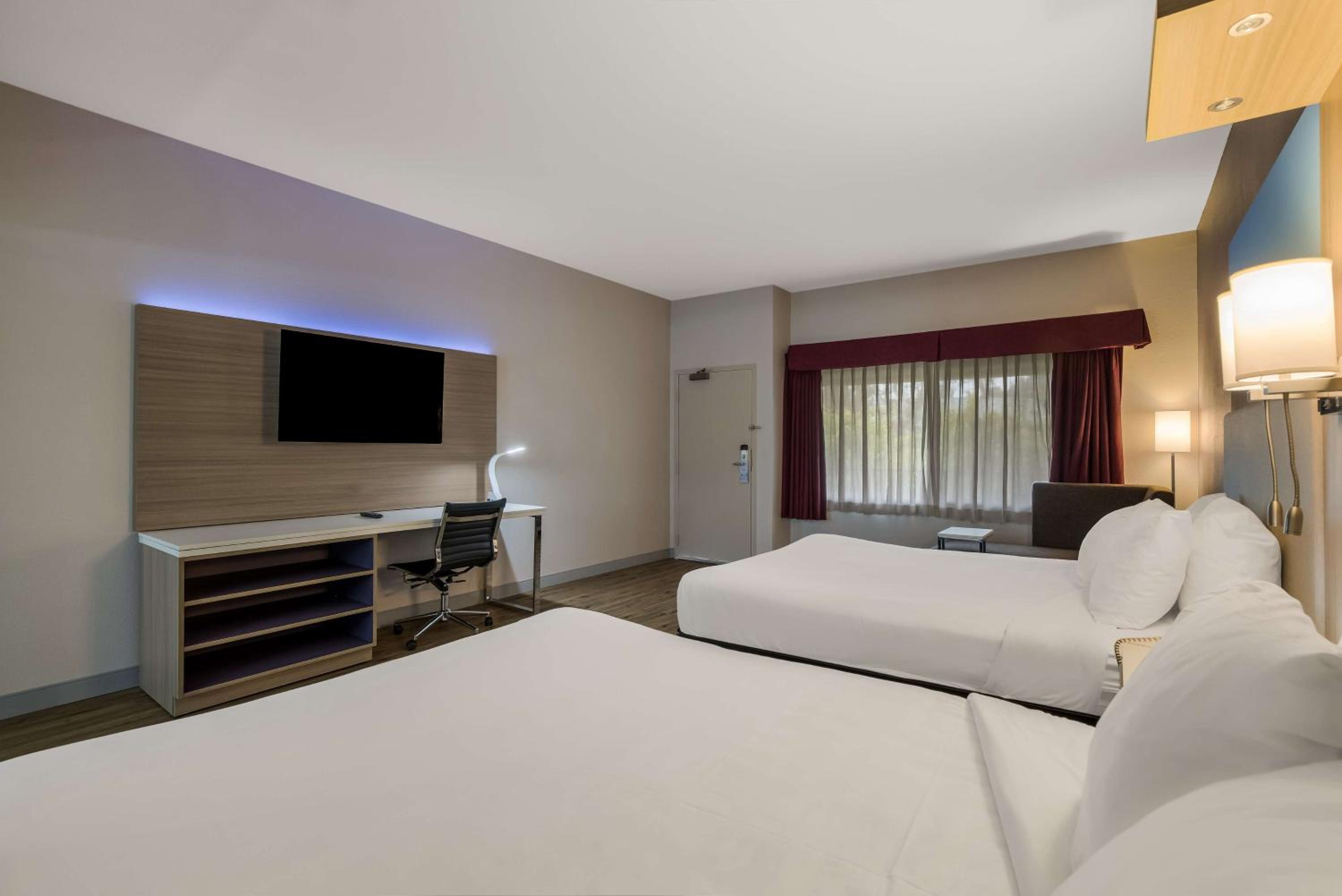 Queen Room with Two Queen Beds - Freeway Side/Non-Smoking - Photo 1