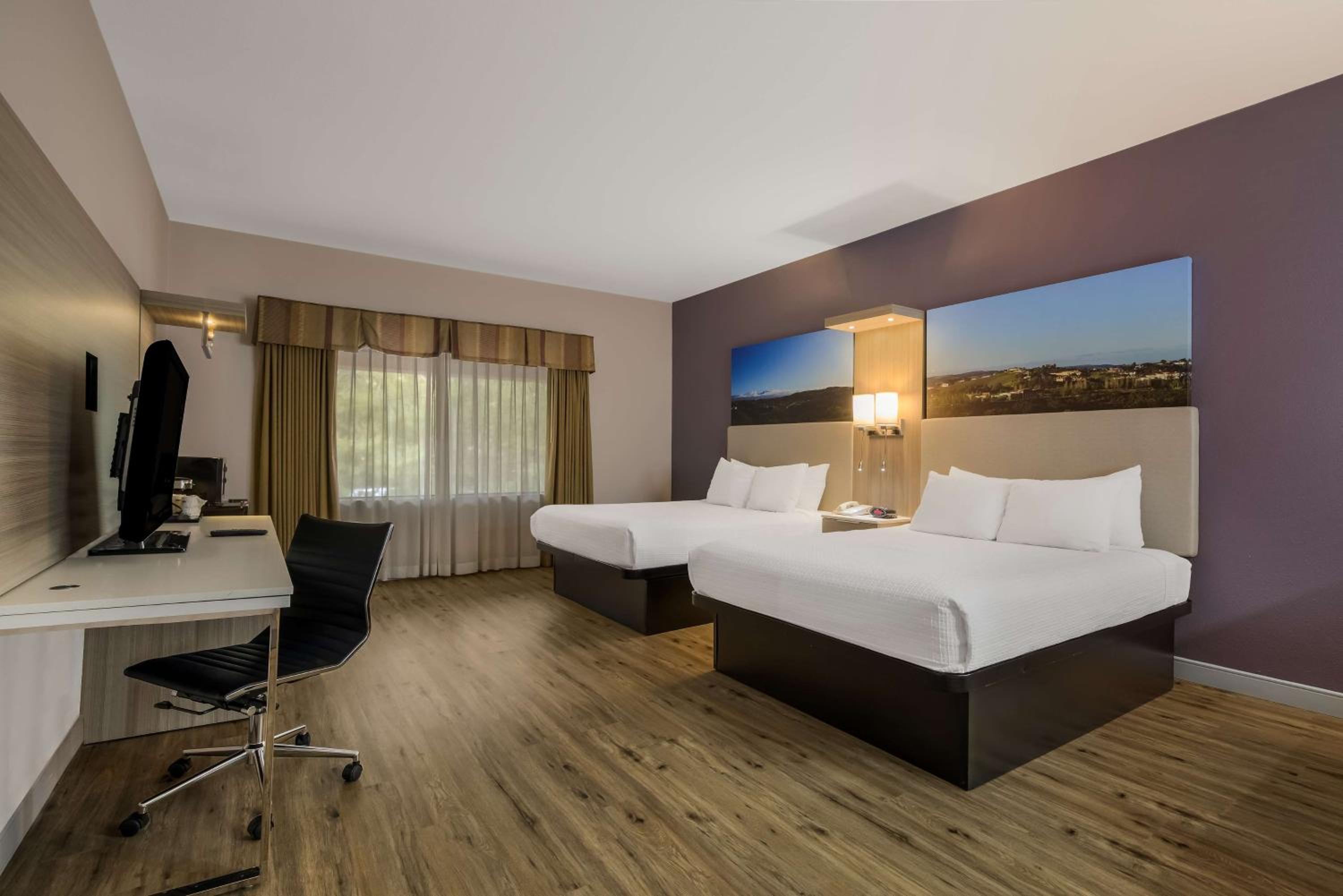 Queen Room with Two Queen Beds - Photo 4