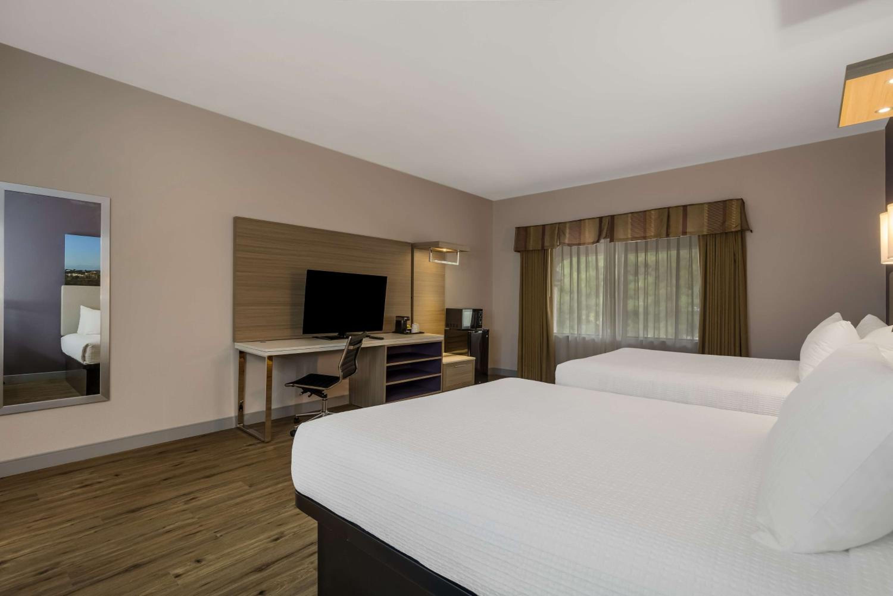 Queen Room with Two Queen Beds - Photo 3