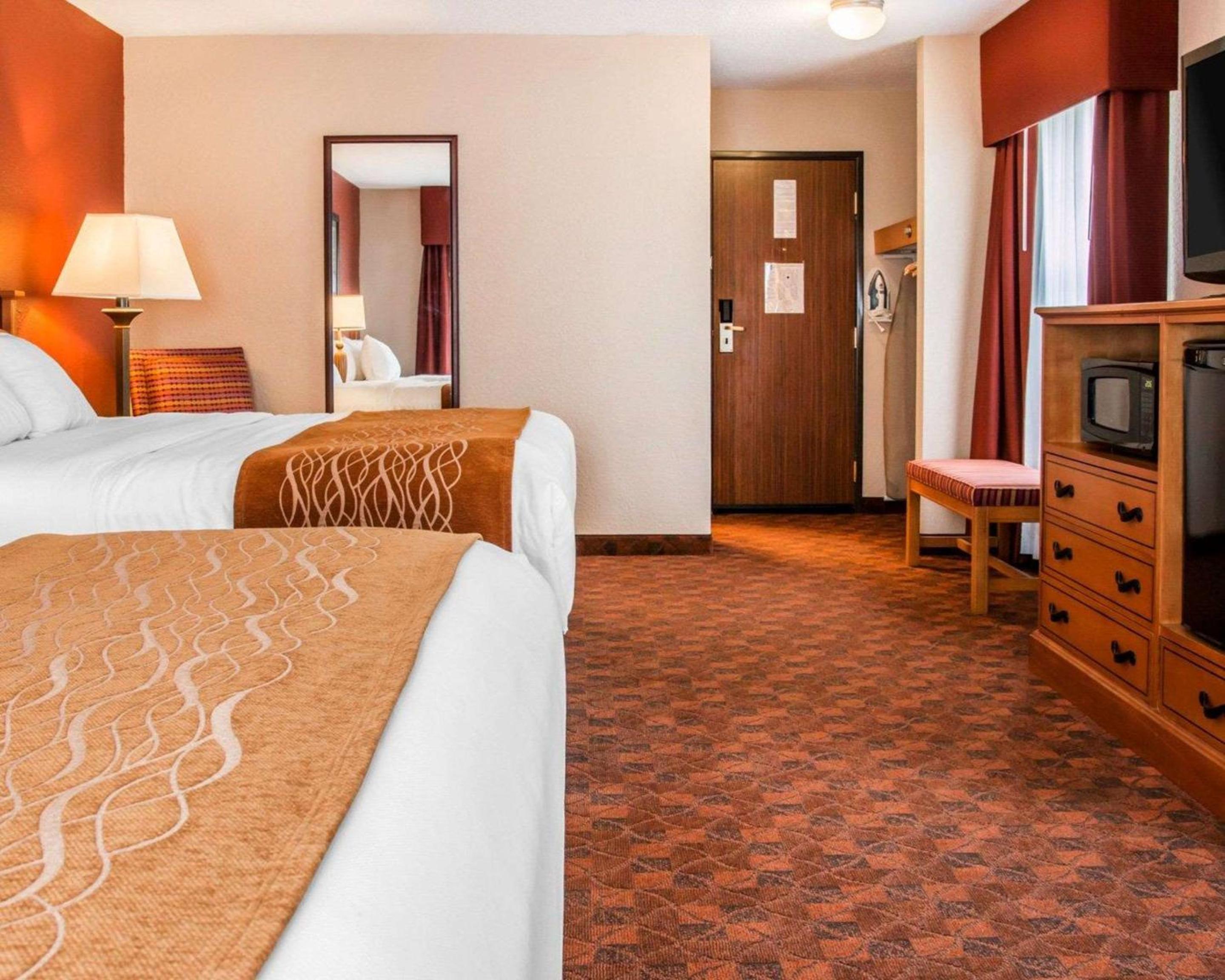 Queen Room with Two Queen Beds - Non-Smoking - Photo 2
