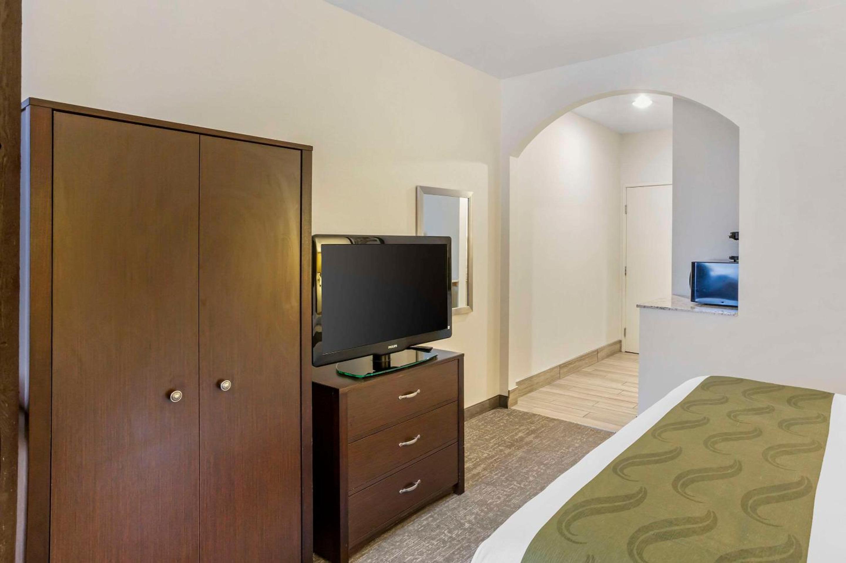 King Suite - Accessible/Non-Smoking photo 2