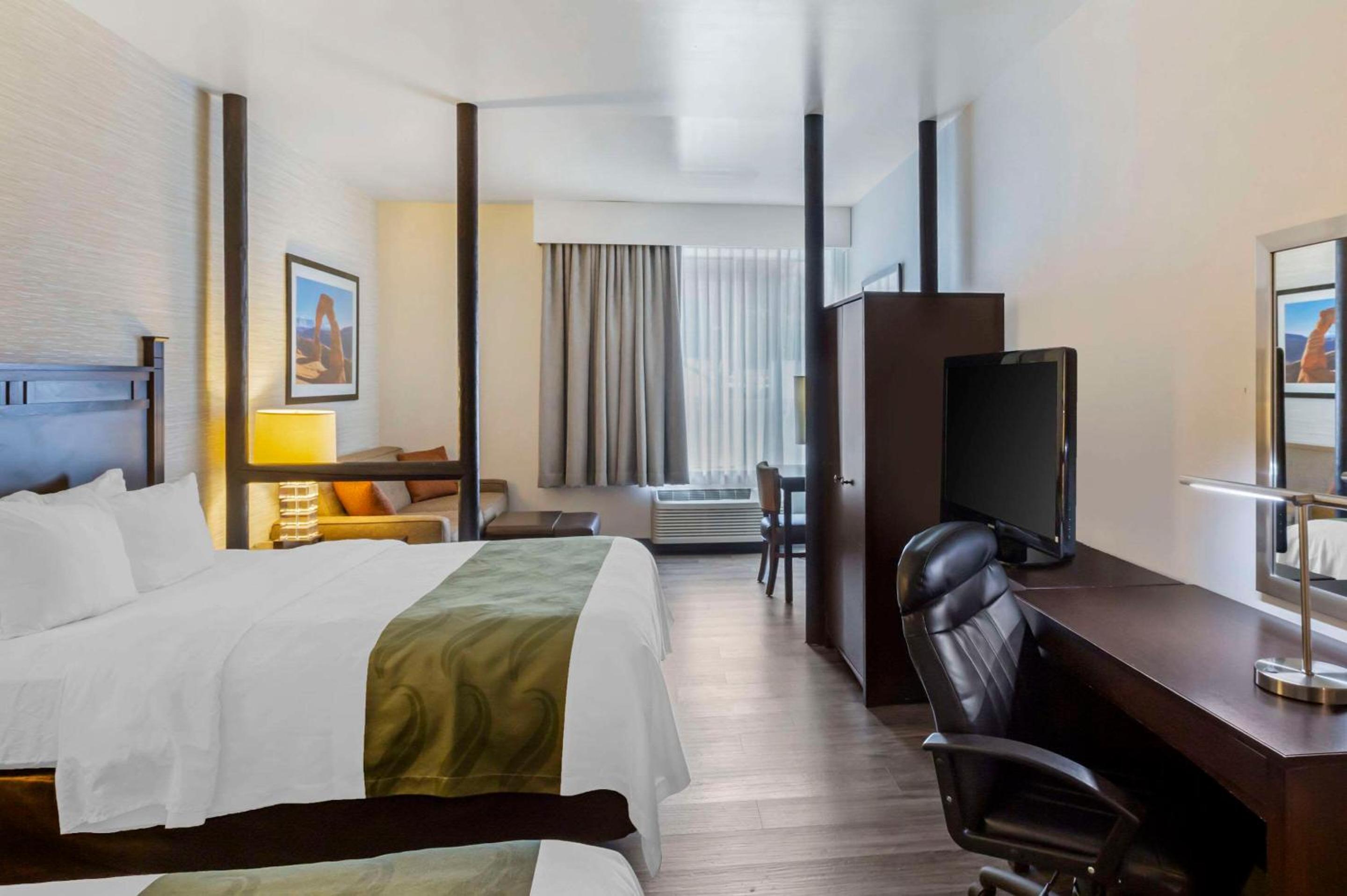 One Room Suite with Two Queen Beds and Sofa bed - Non Smoking photo 3