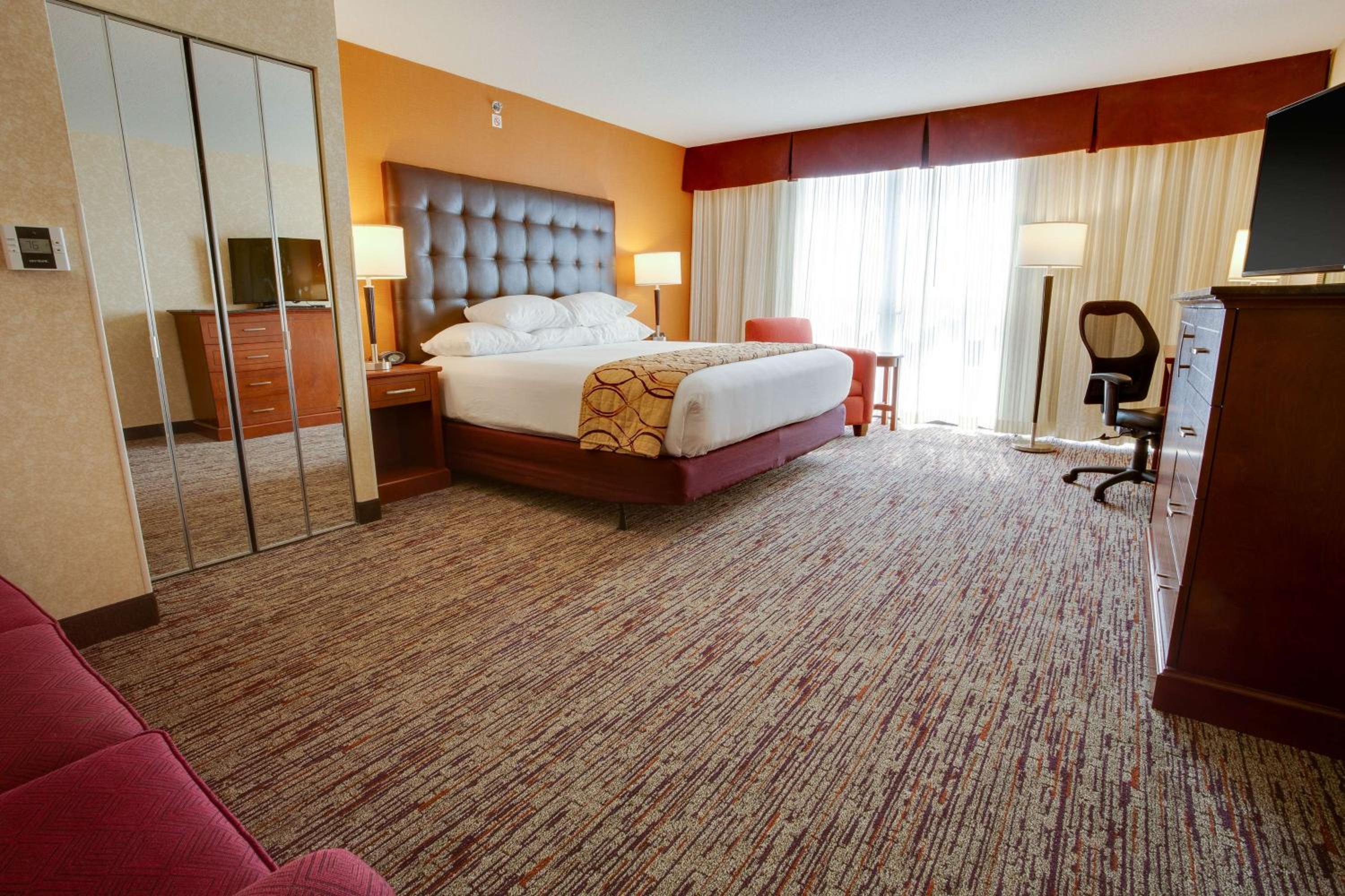 Deluxe King Room with Sofa Bed - Accessible, Tub photo 1