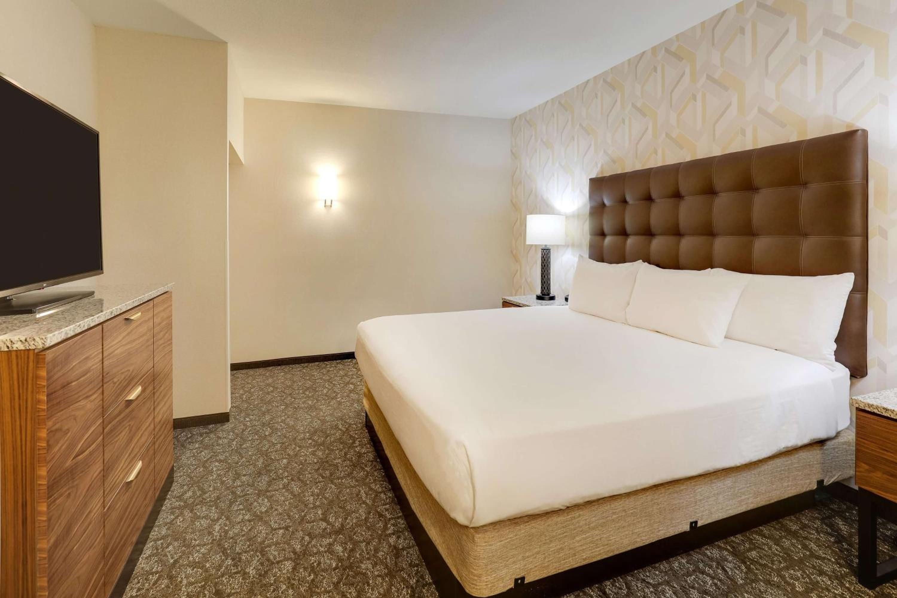 King Suite with Sofa Bed - High Floor photo 2