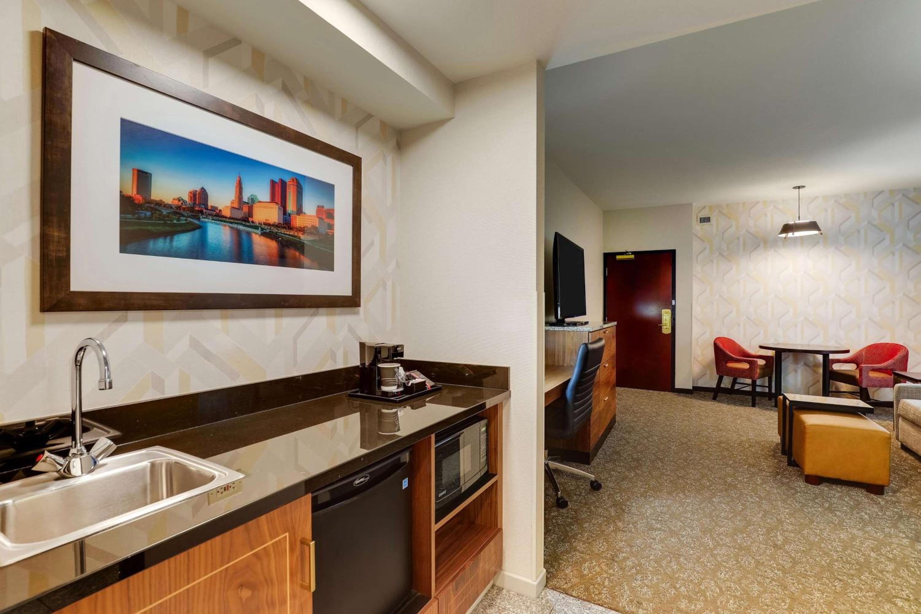 Queen Suite with Two Queen Beds - High Floor photo 3