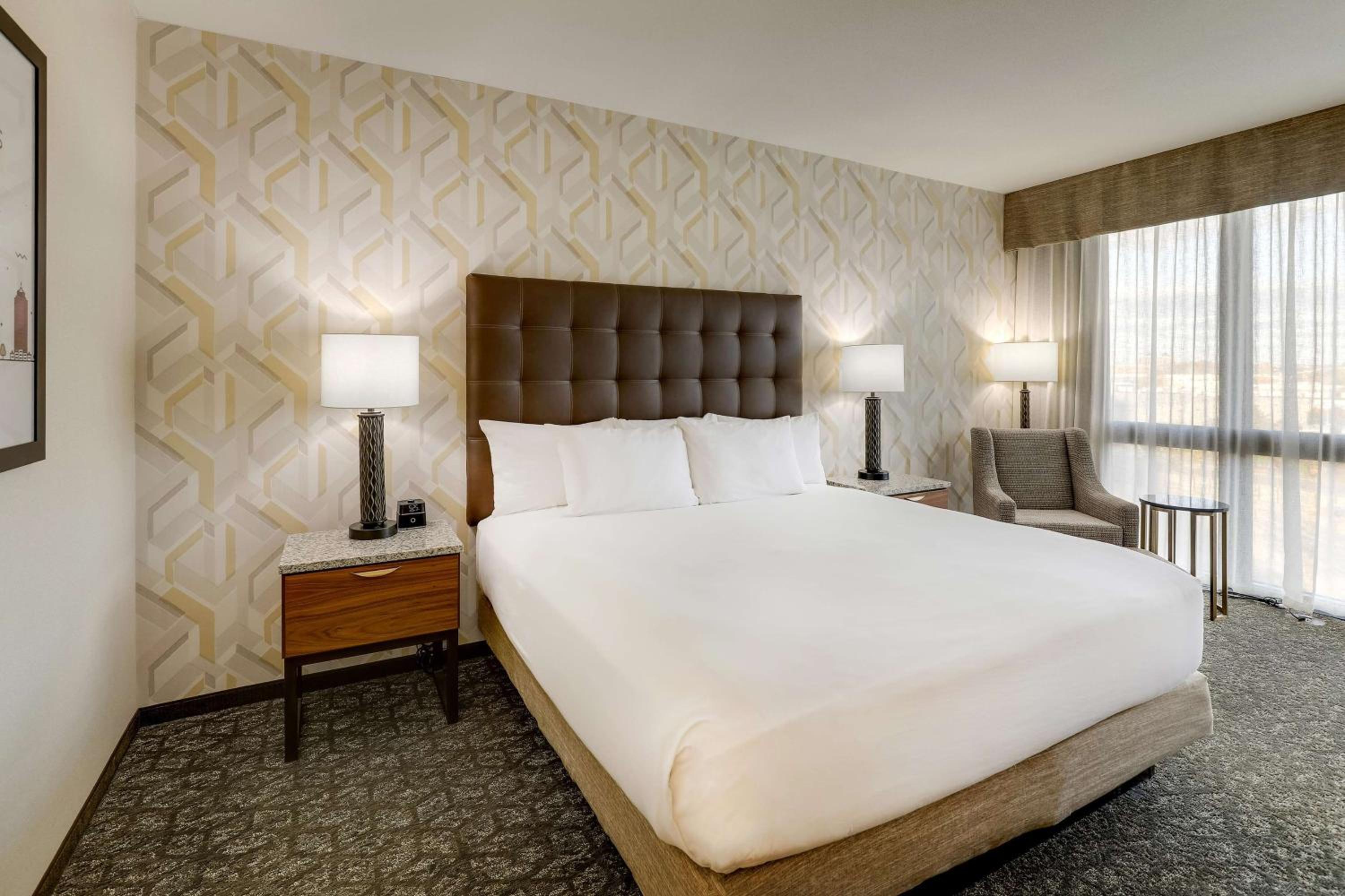 Deluxe King Room - High Floor photo 2