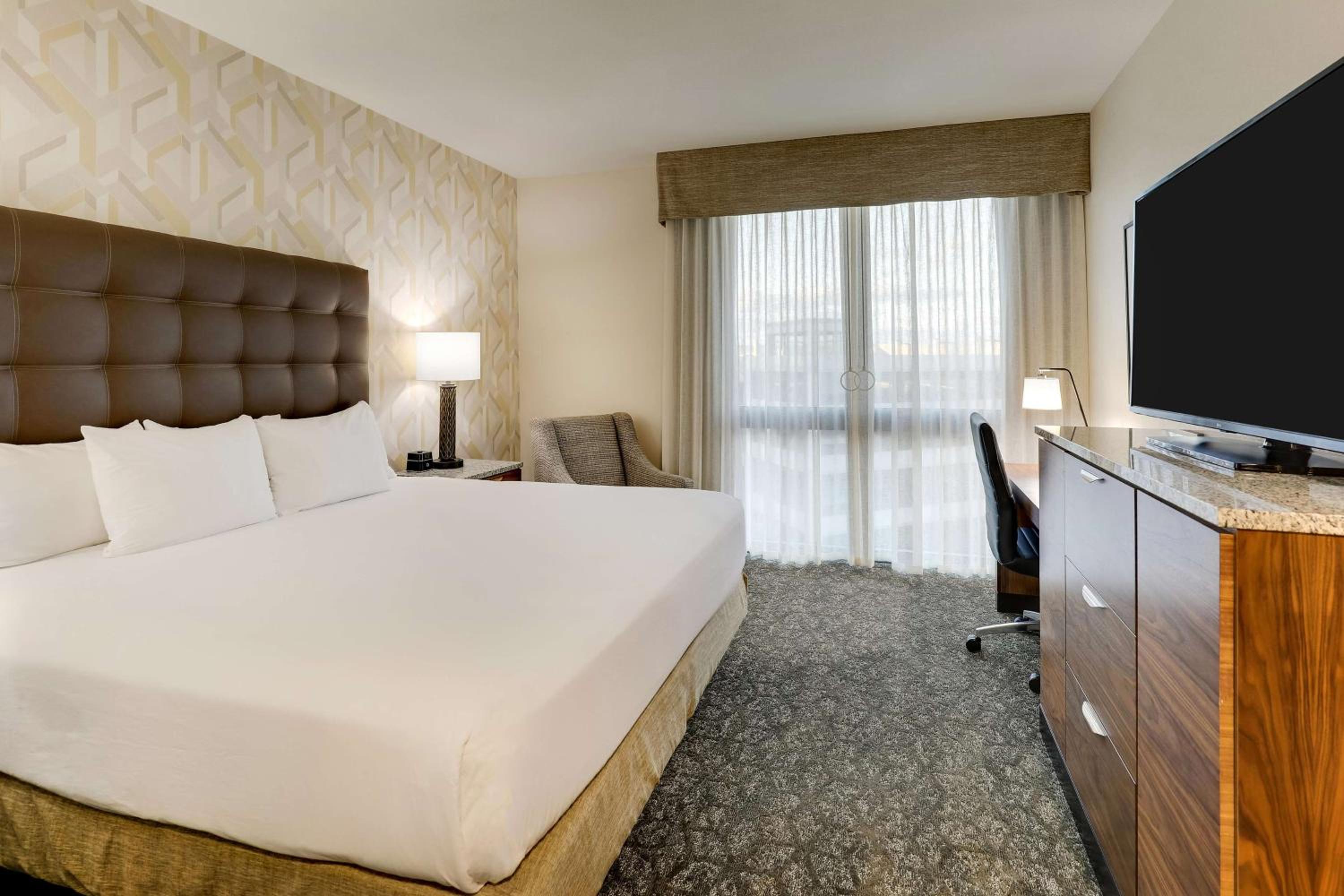 Deluxe King Meeting Room, 2 Rooms - Accessible , Tub