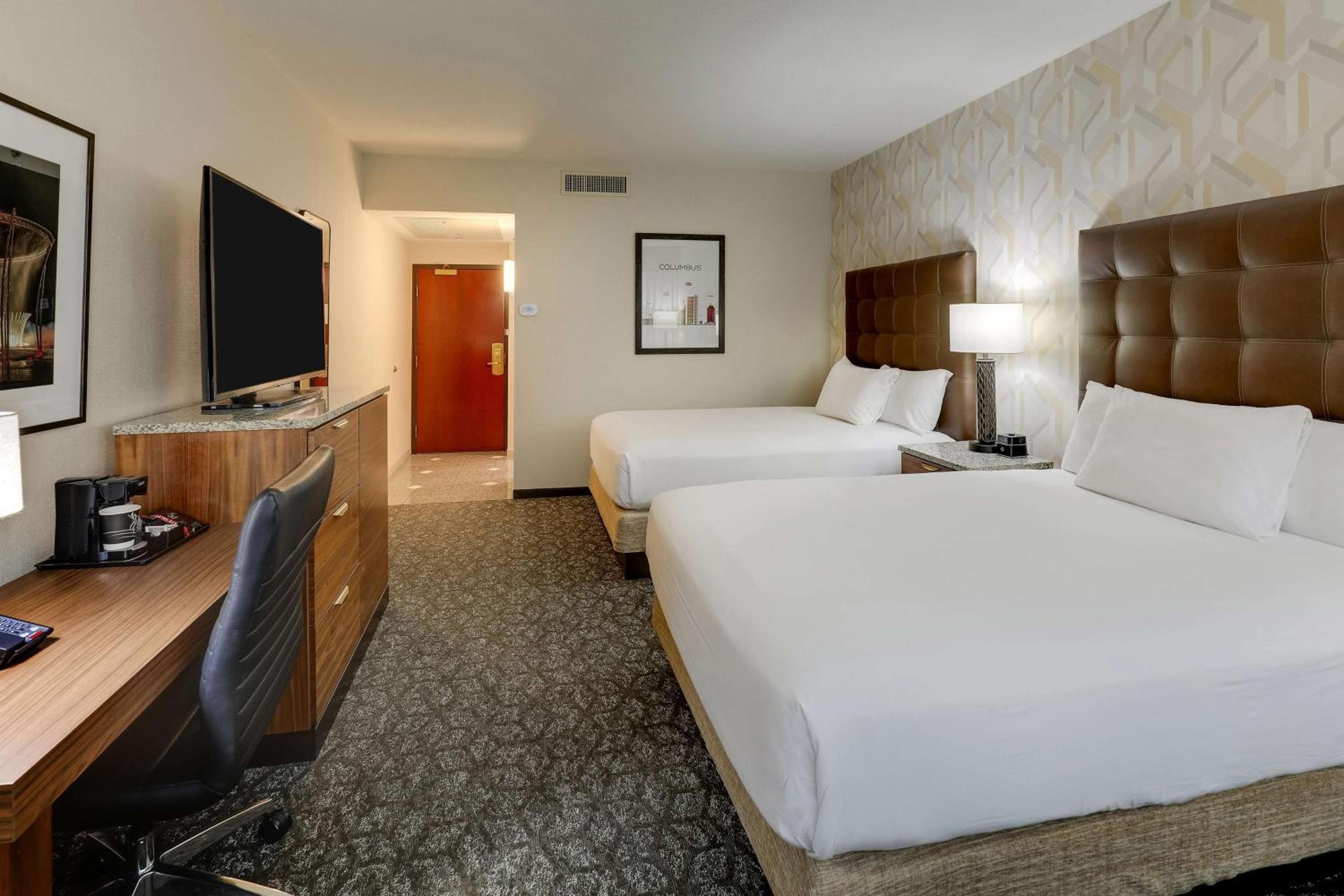 Deluxe Room with Two Queen Beds - Accessible, Roll-in Shower photo 3