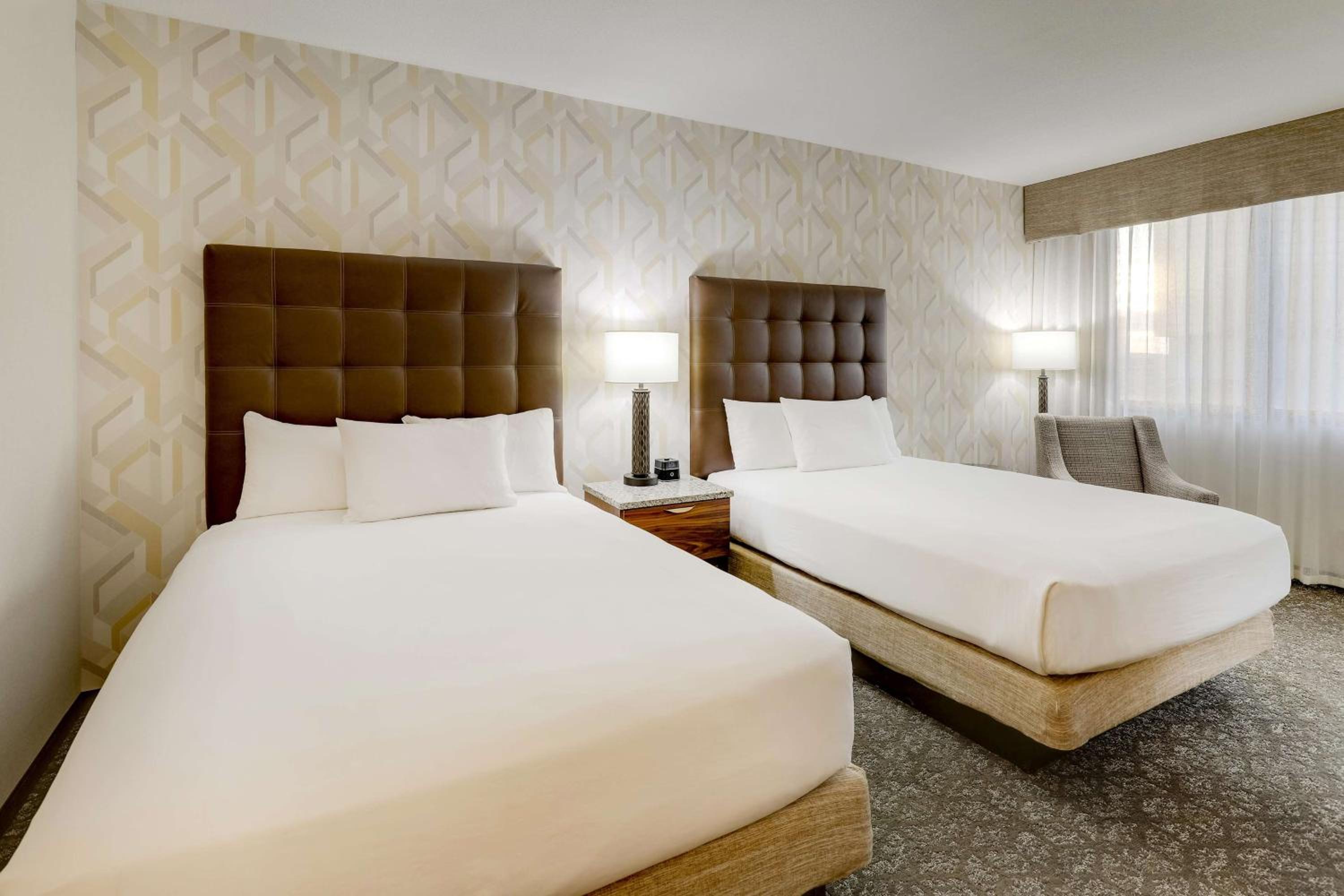 Deluxe Queen Room with Two Queen Beds - High Floor photo 3