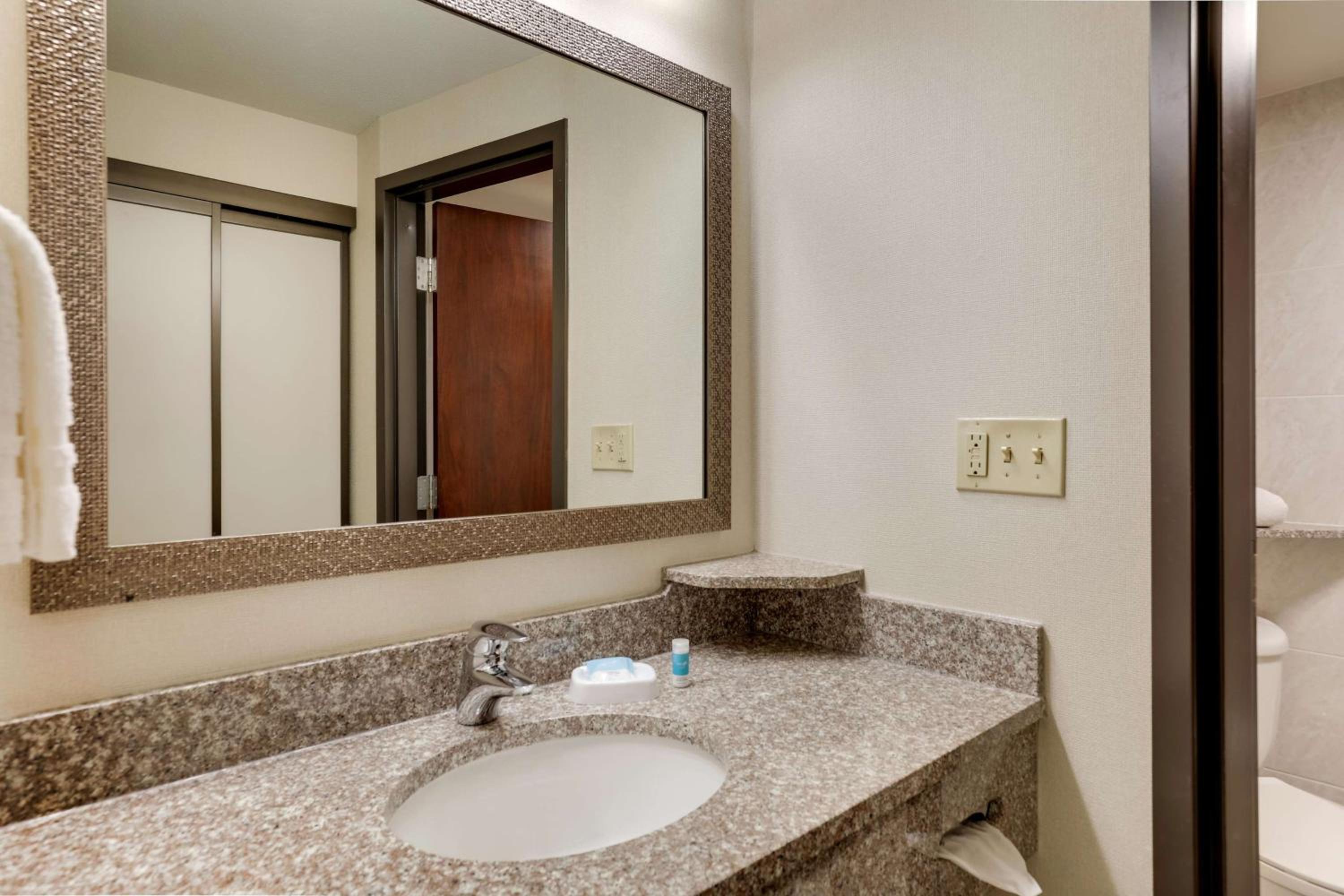 Queen Suite with Two Queen Beds - High Floor photo 2
