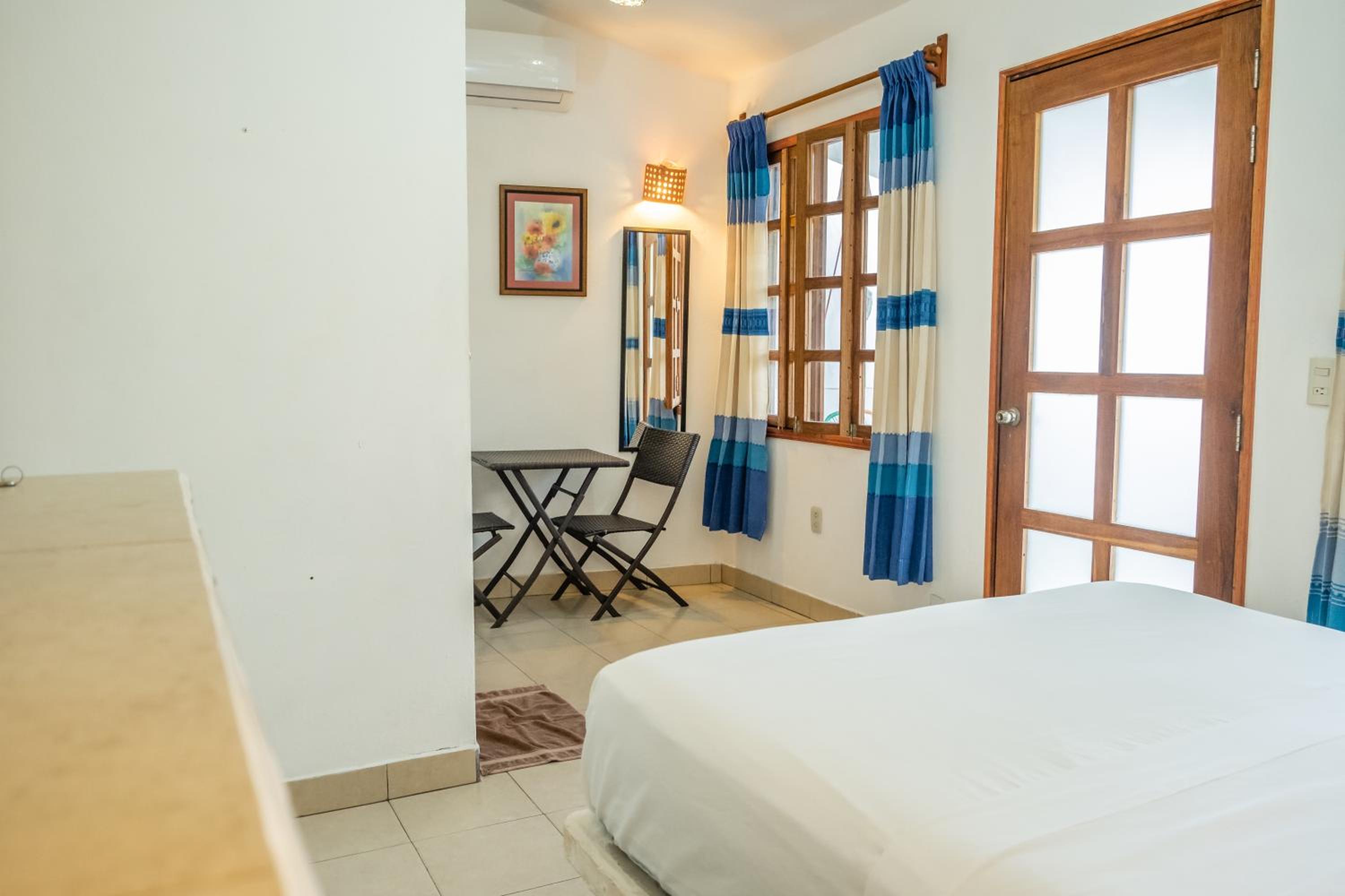Deluxe Double Room with Balcony - Photo 4