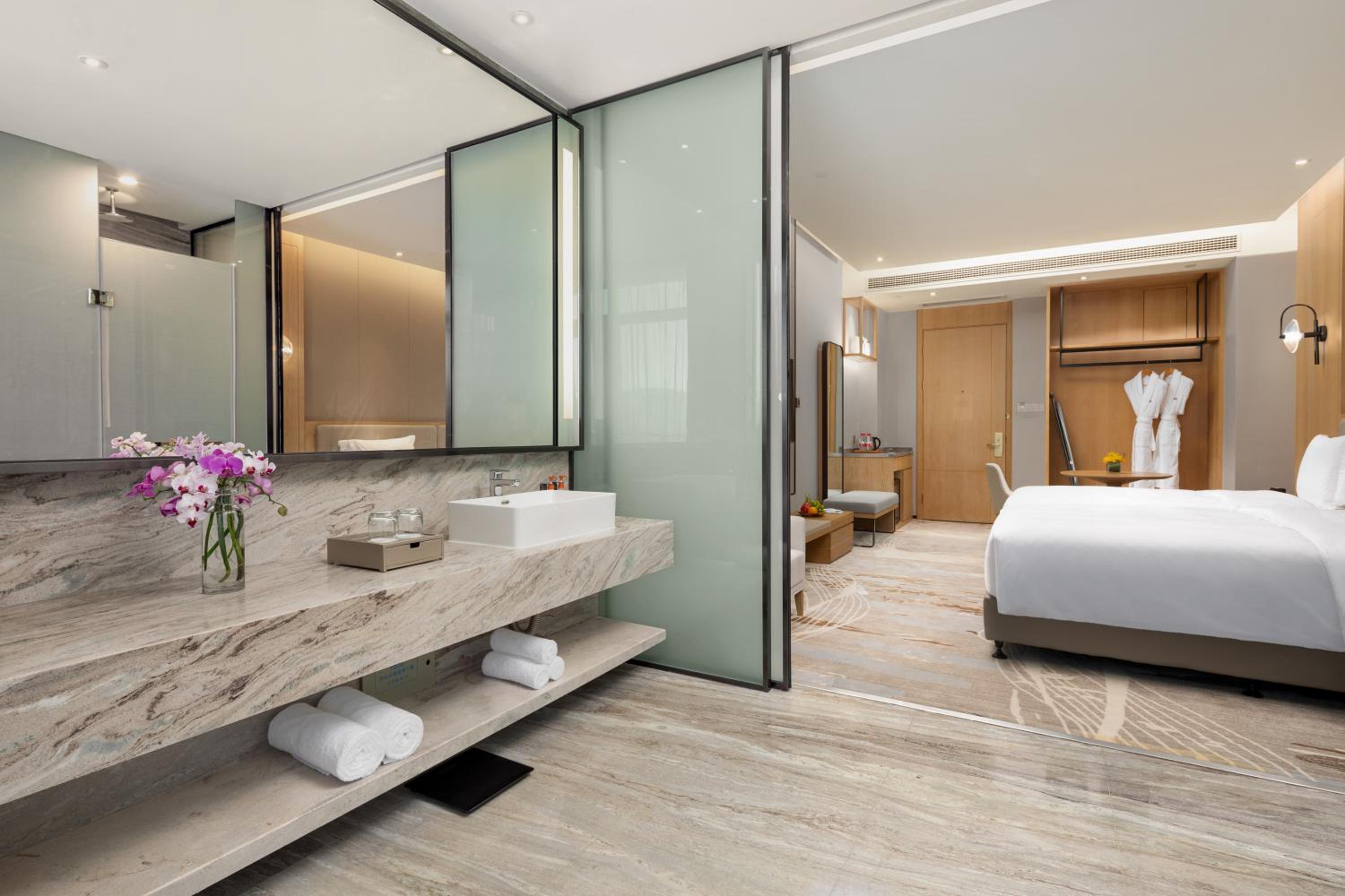 Standard Twin Room with Harbor View - Photo 4
