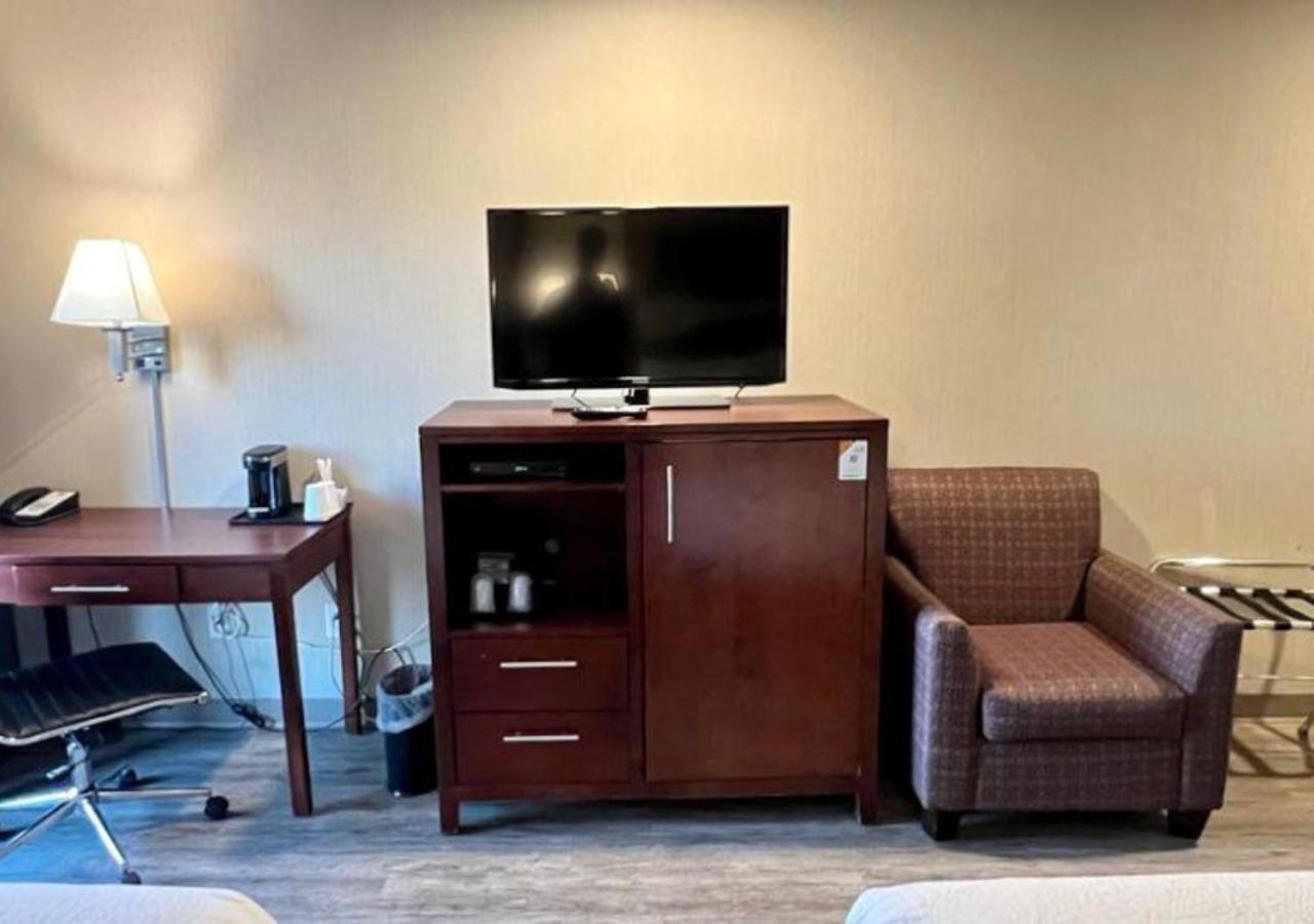 Queen Room with Two Queen Beds - Non Smoking - Pet Friendly - Photo 3