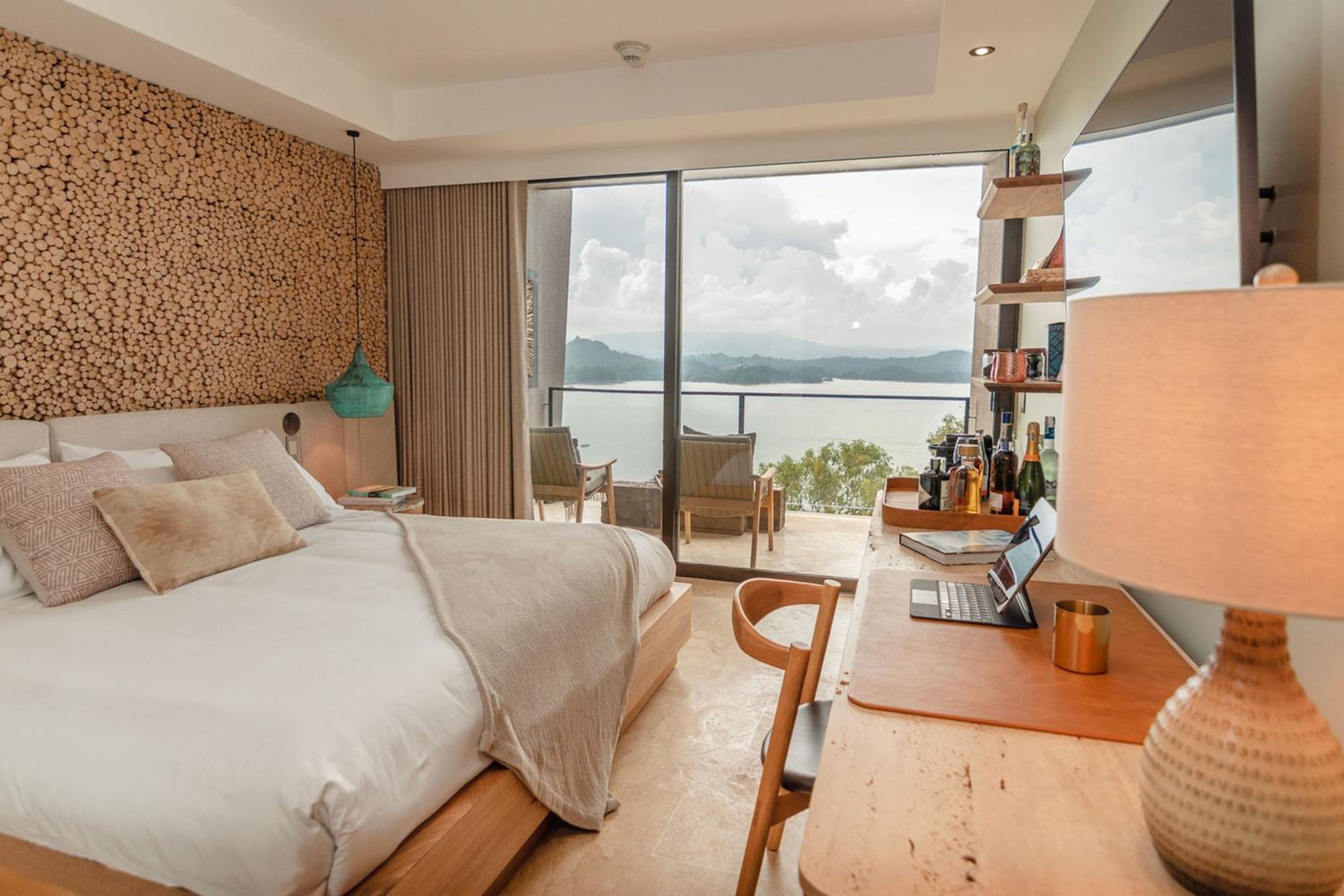 Standard King Room with Balcony and Lake View