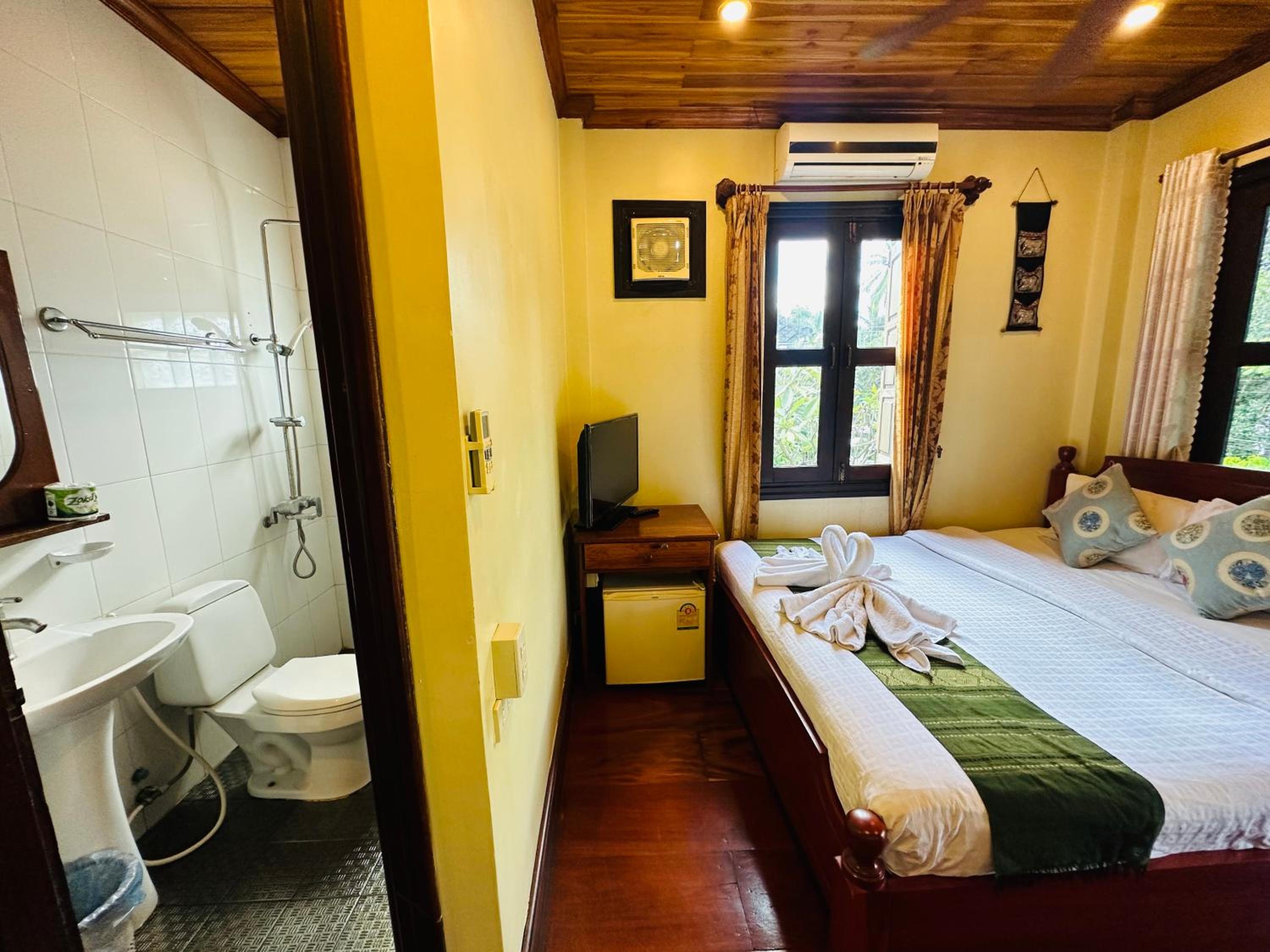 Deluxe Double Room with Balcony - Photo 14