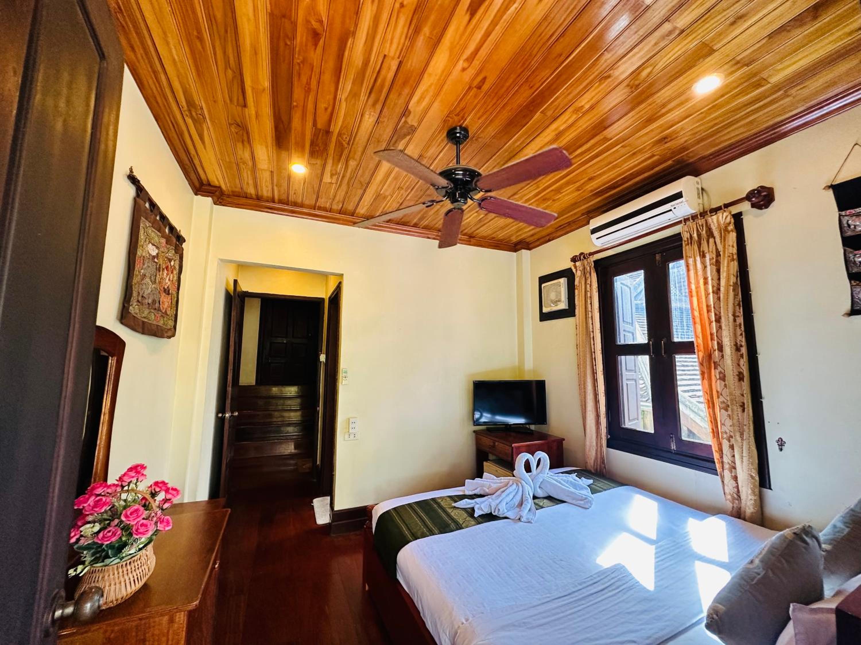 Deluxe Double Room with Balcony - Photo 11