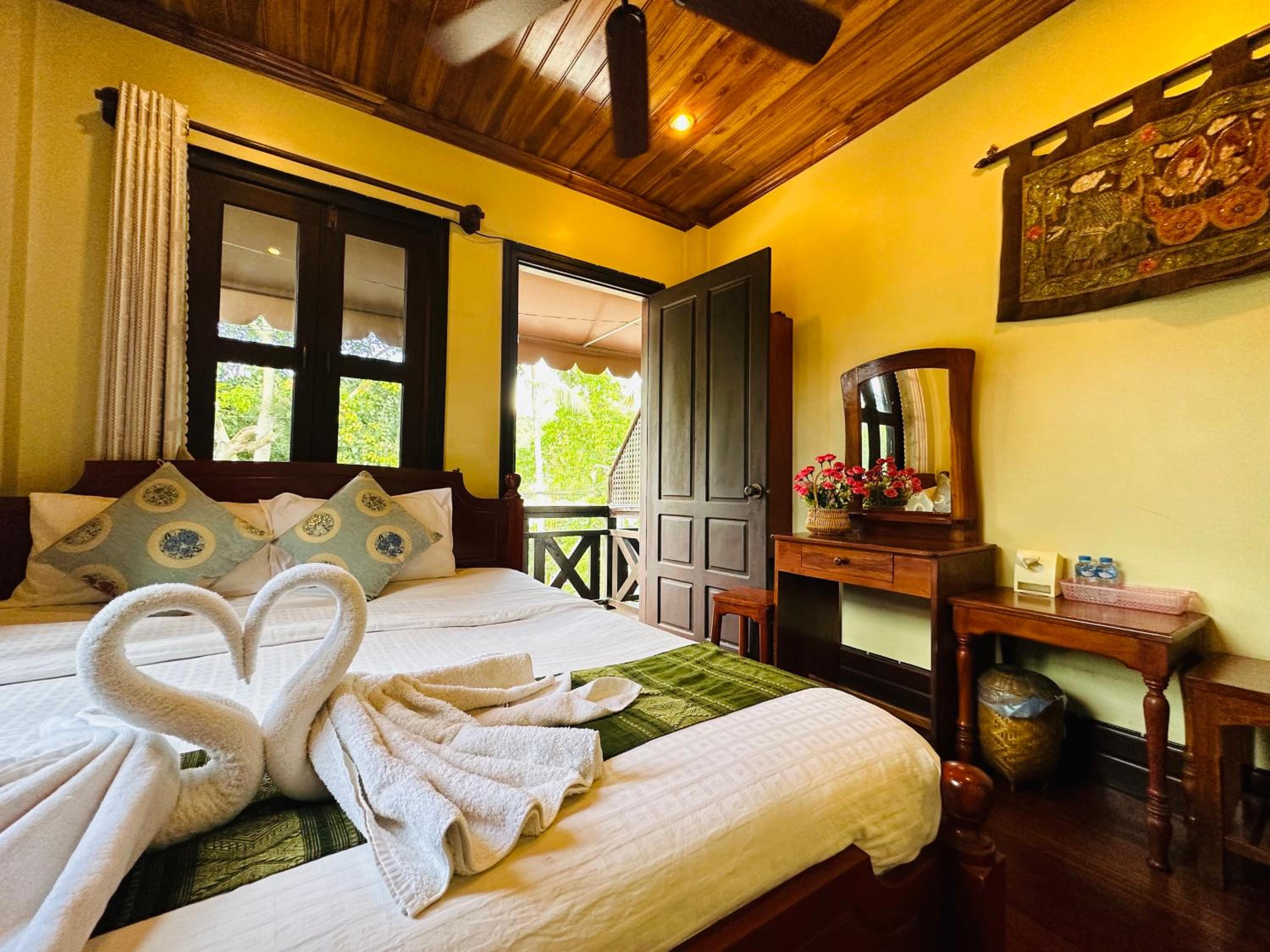 Deluxe Double Room with Balcony - Photo 10