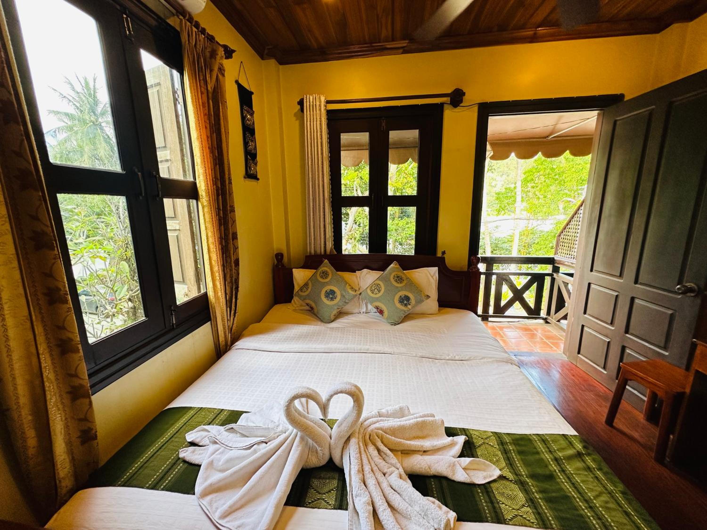 Deluxe Double Room with Balcony - Photo 7