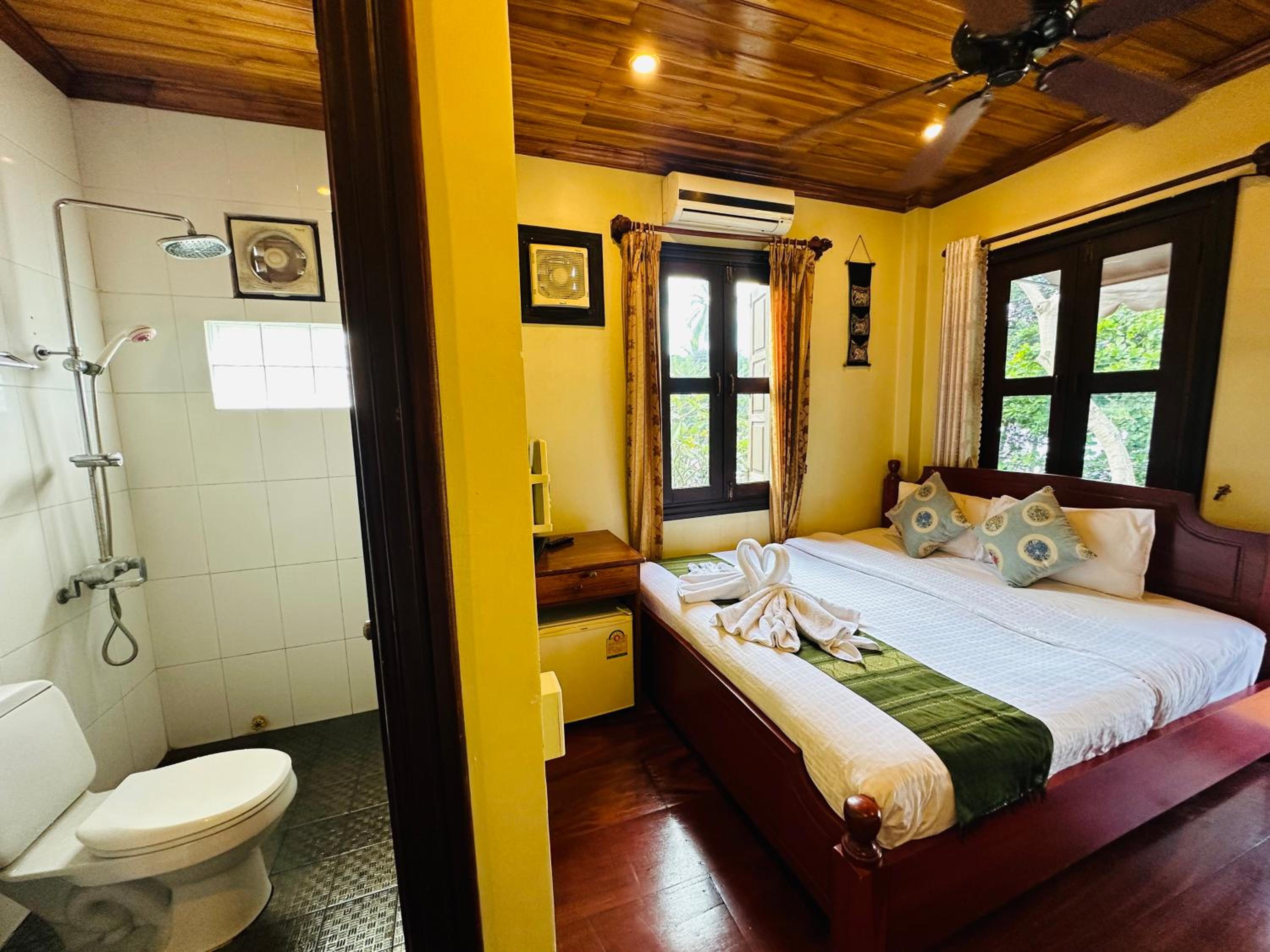 Deluxe Double Room with Balcony - Photo 8