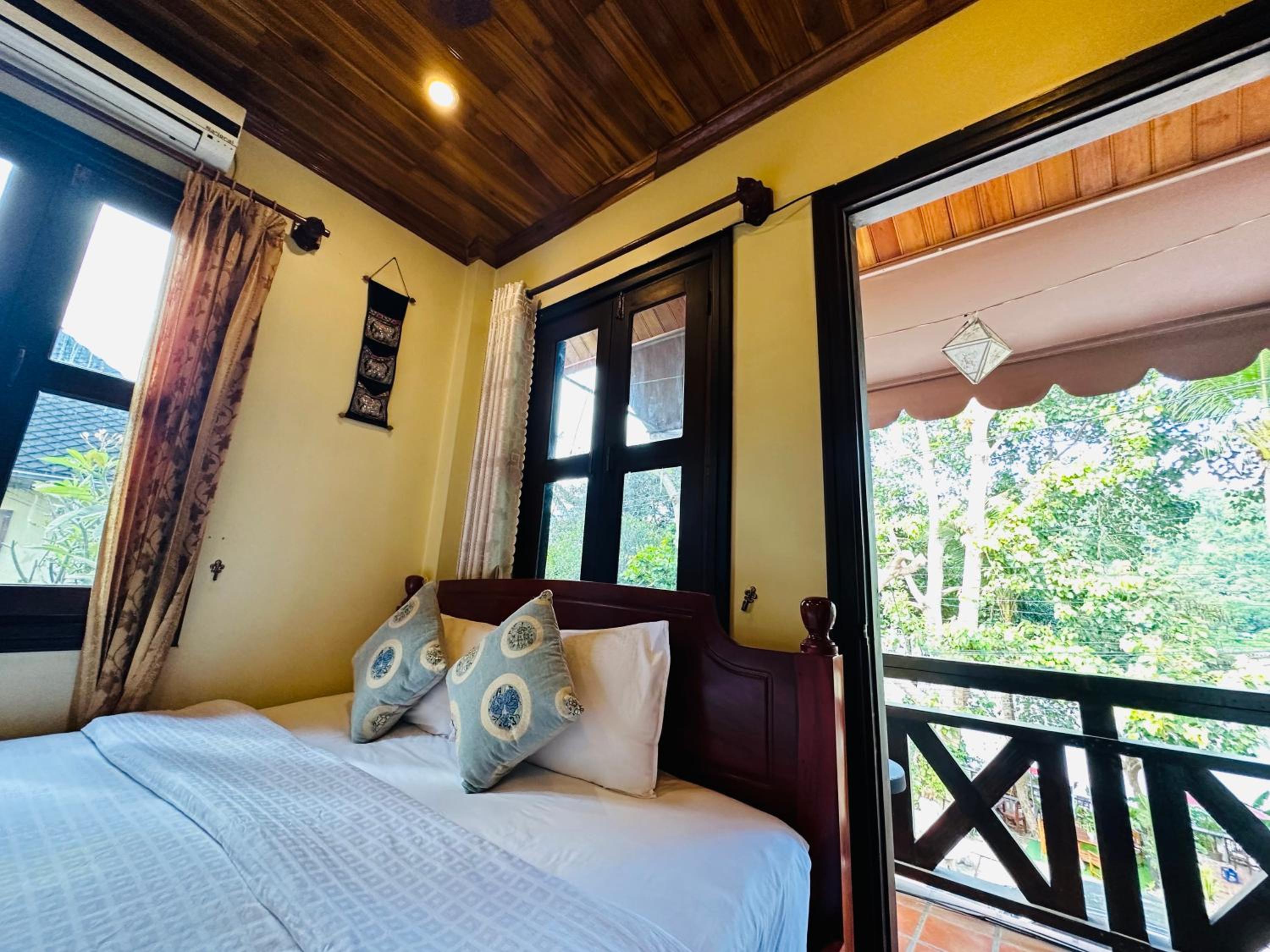 Deluxe Double Room with Balcony - Photo 9