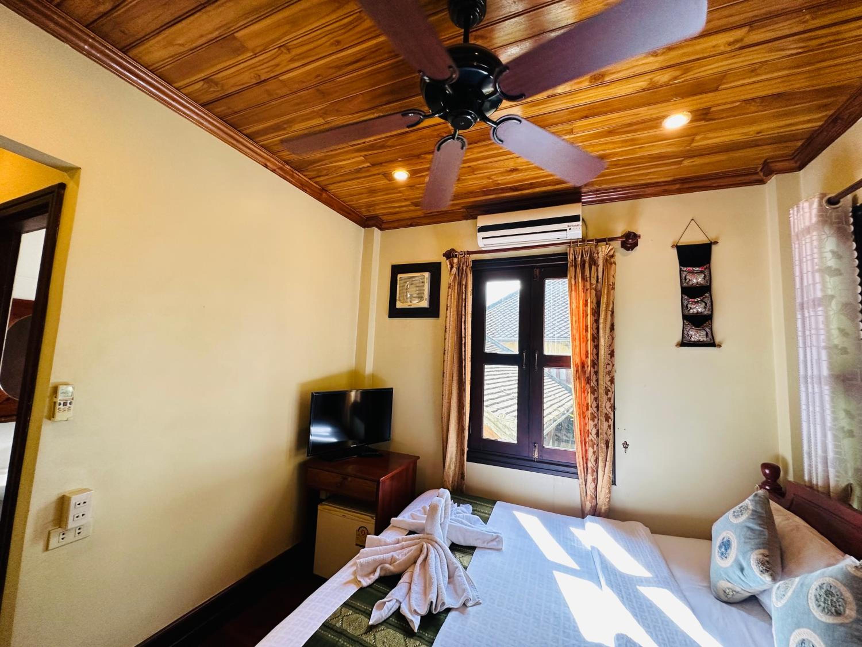 Deluxe Double Room with Balcony - Photo 6