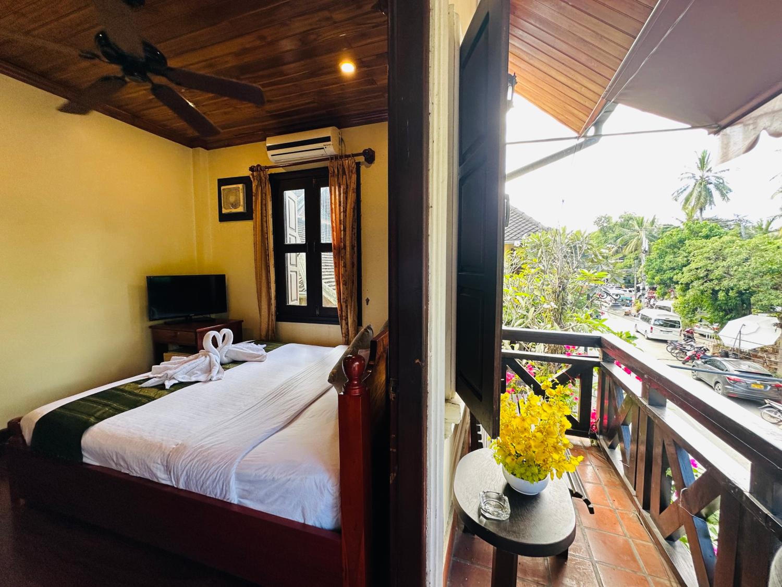 Deluxe Double Room with Balcony - Photo 25