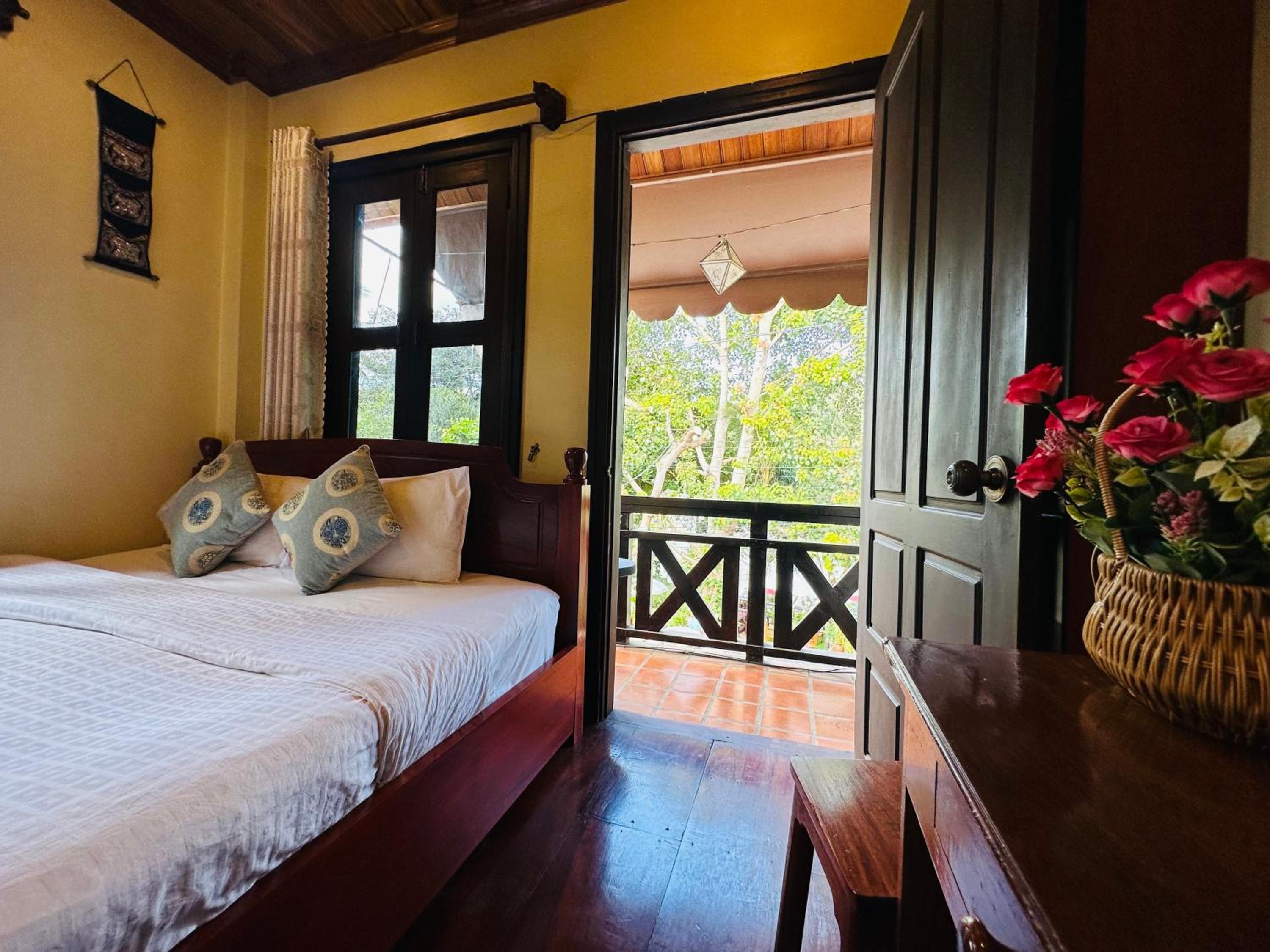 Deluxe Double Room with Balcony - Photo 5