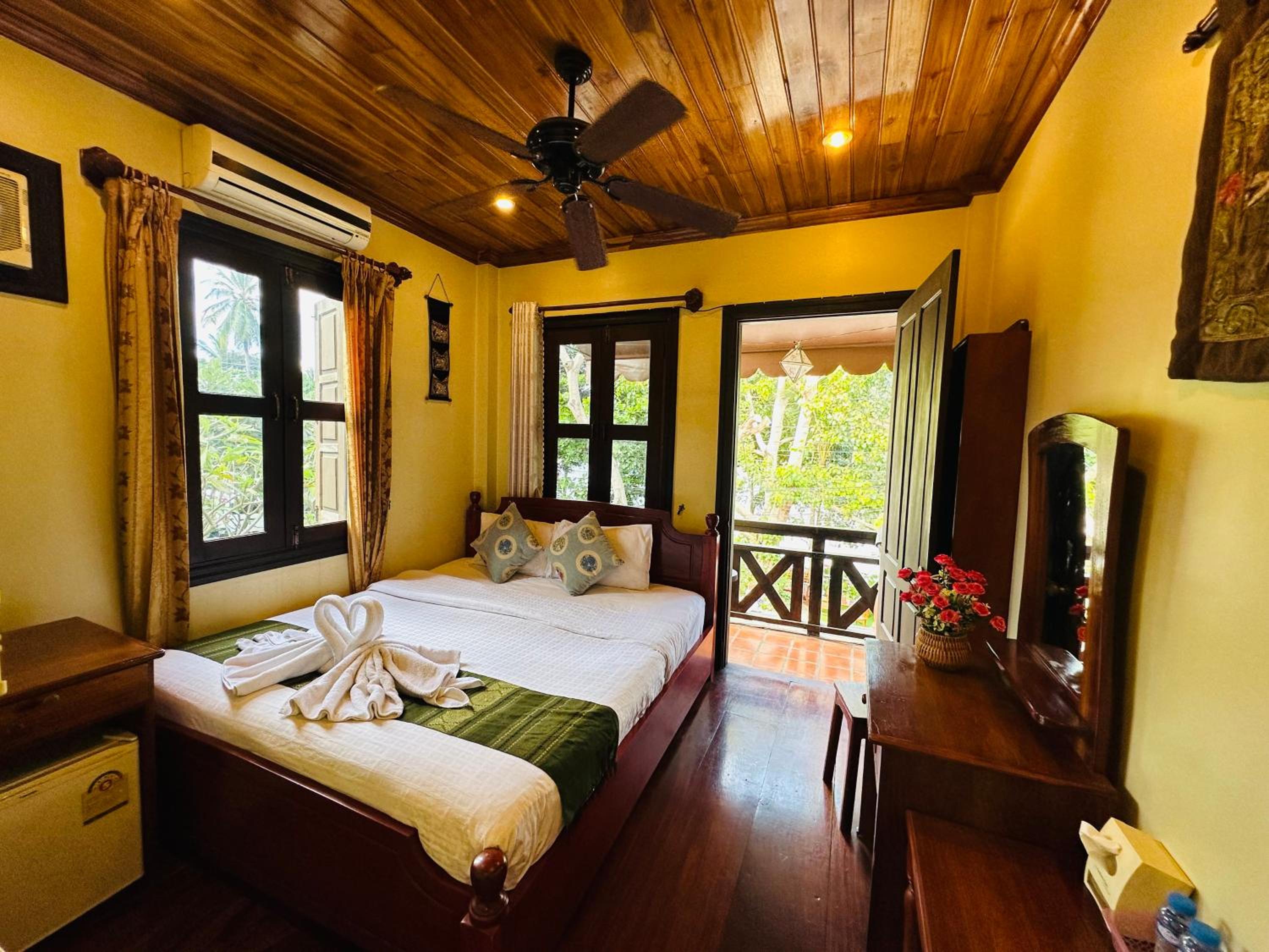 Deluxe Double Room with Balcony - Photo 4