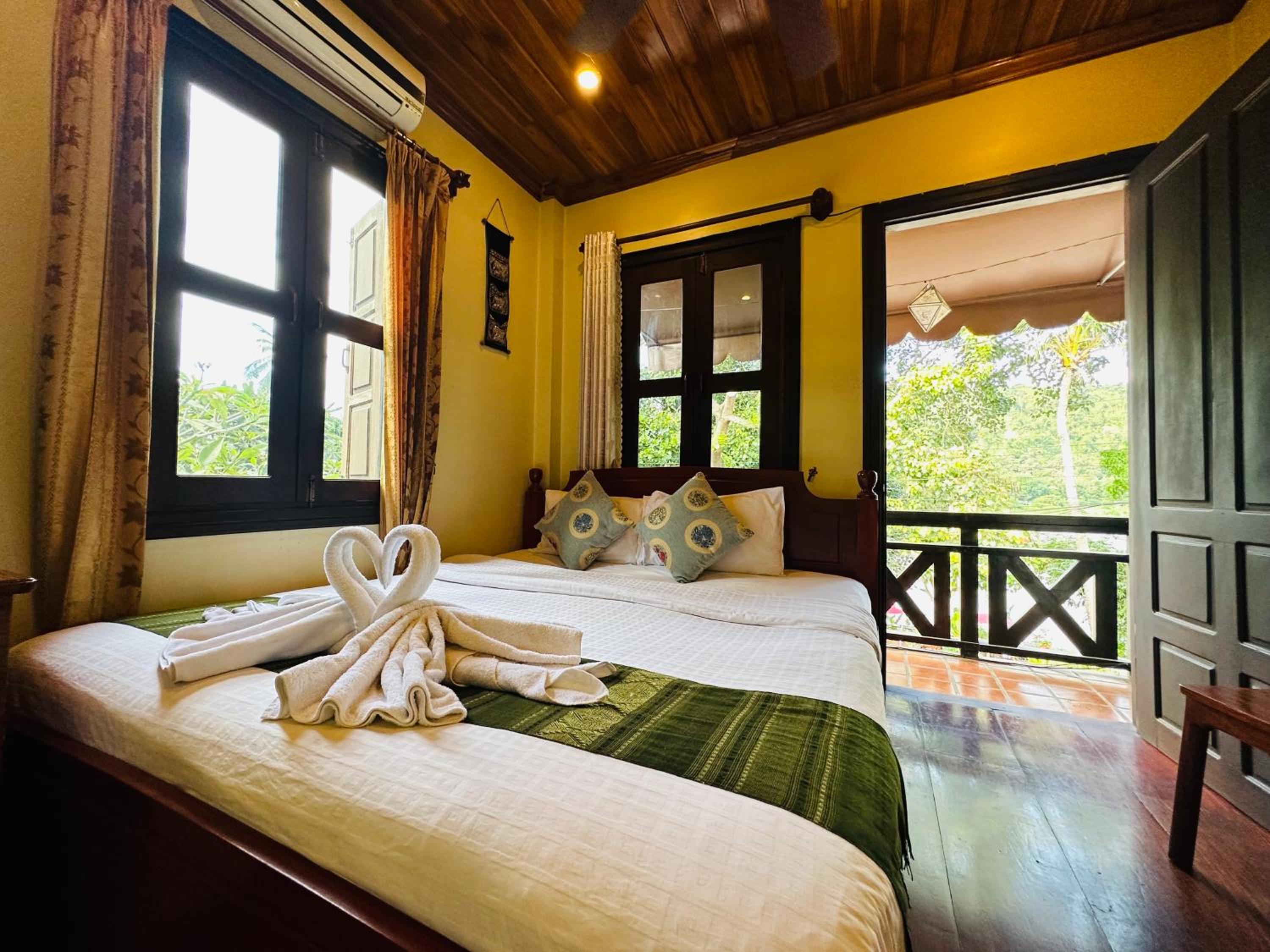 Deluxe Double Room with Balcony - Photo 12