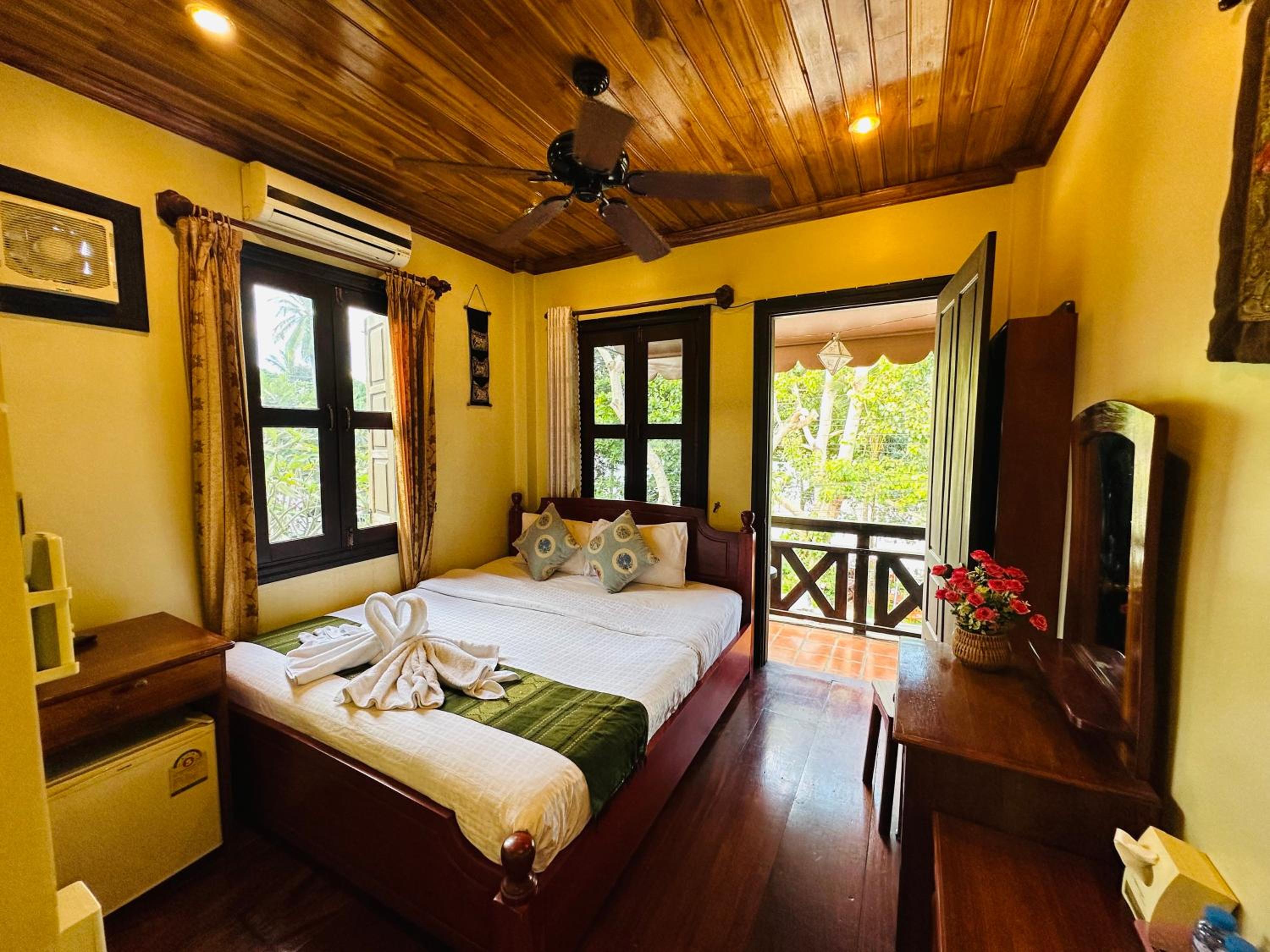 Deluxe Double Room with Balcony - Photo 13