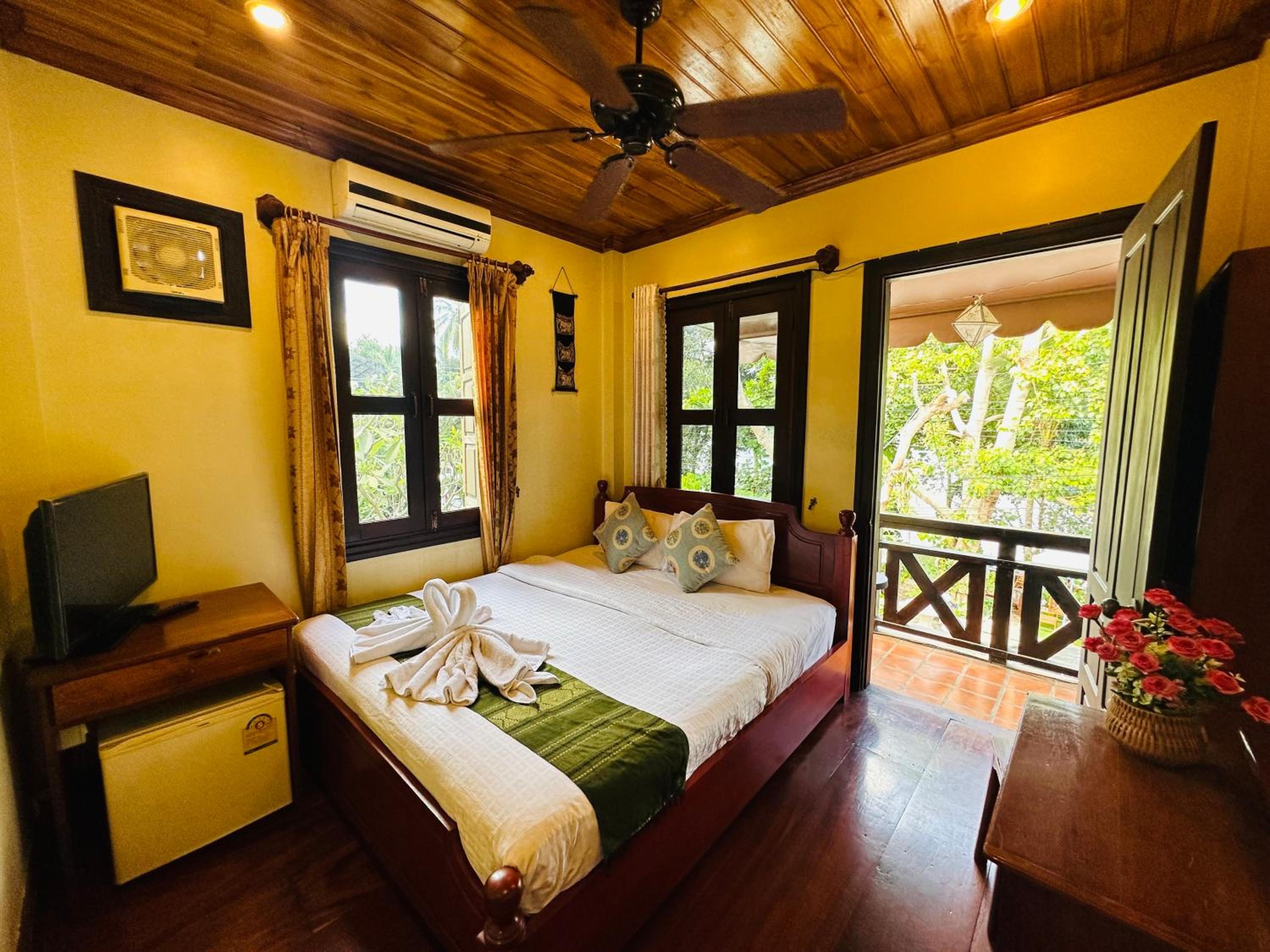 Deluxe Double Room with Balcony - Photo 3
