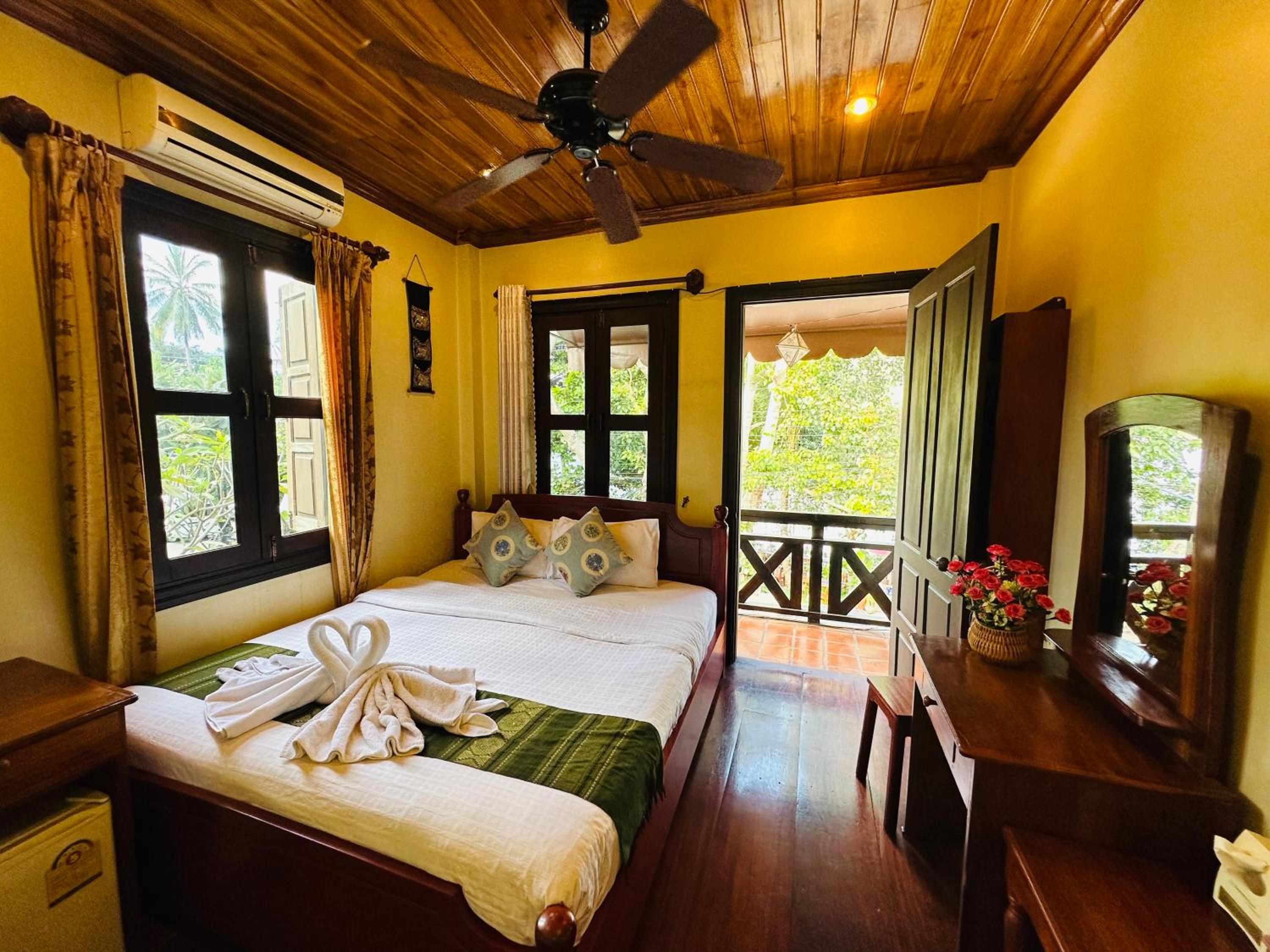 Deluxe Double Room with Balcony - Photo 17