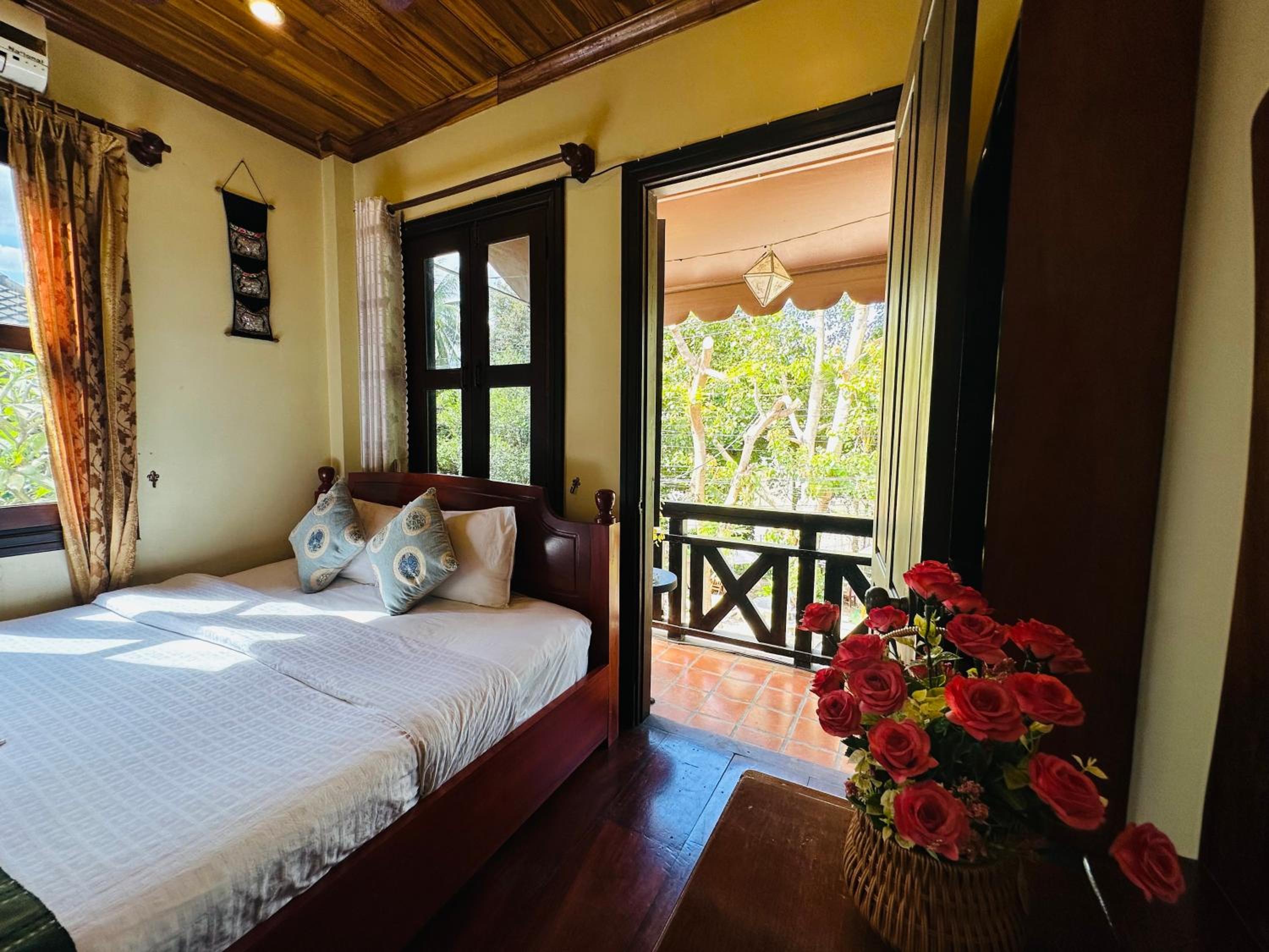 Deluxe Double Room with Balcony - Photo 19