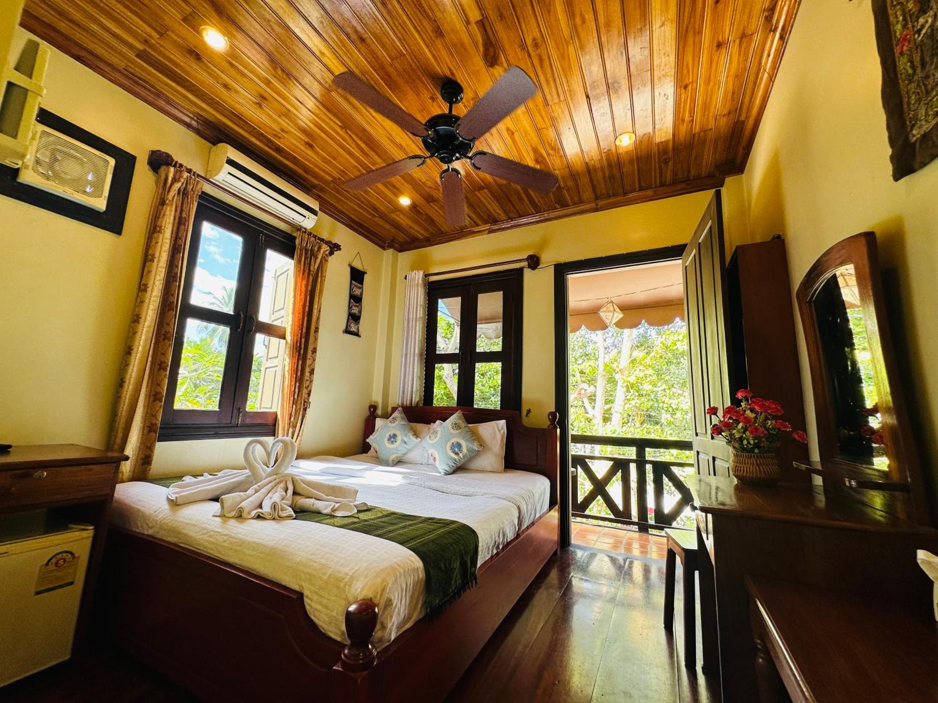 Deluxe Double Room with Balcony - Photo 21