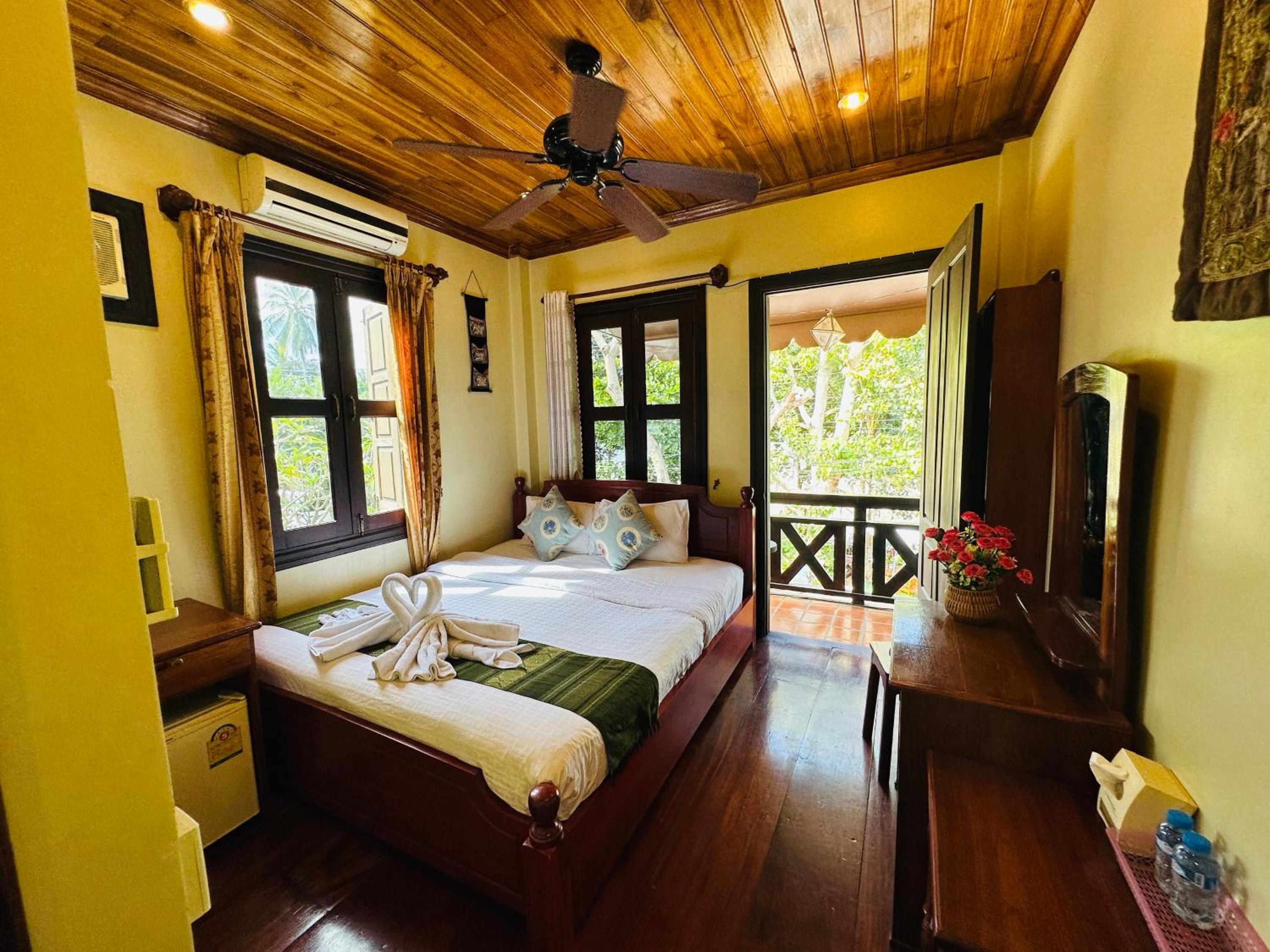 Deluxe Double Room with Balcony - Photo 22