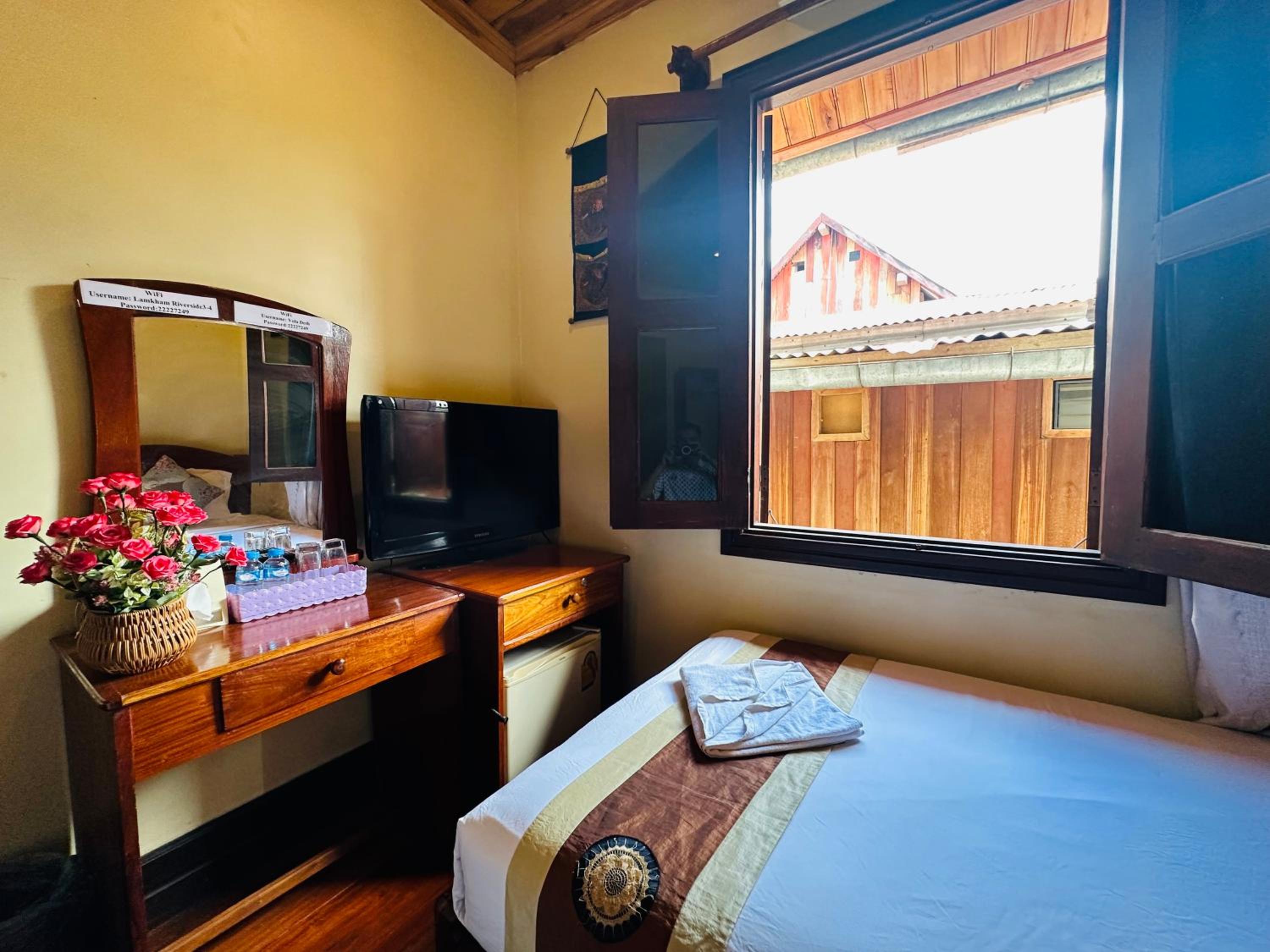 Deluxe Twin Room - Photo 13