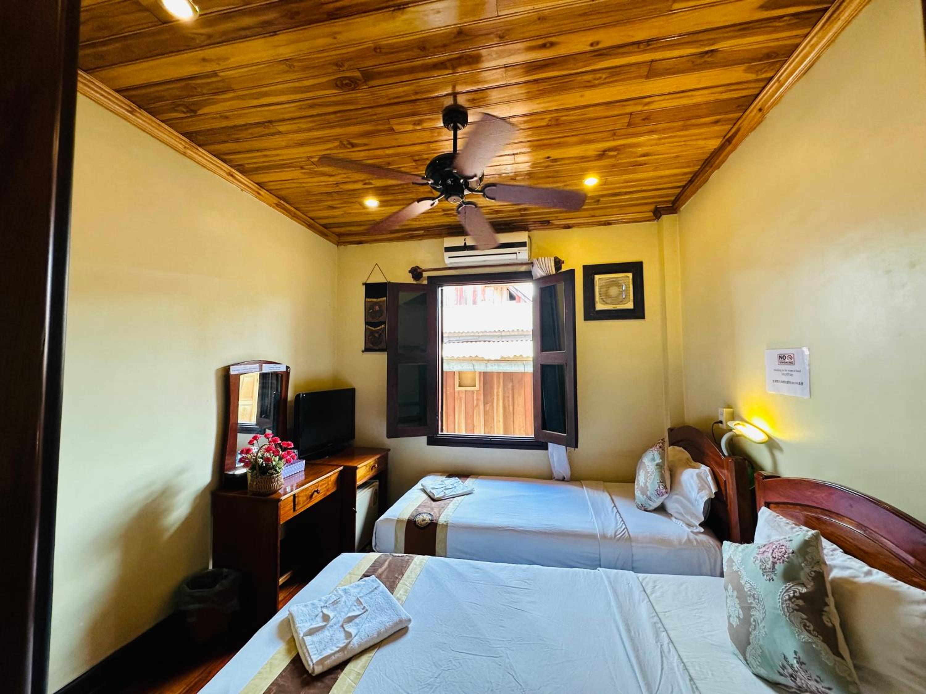 Deluxe Twin Room - Photo 11