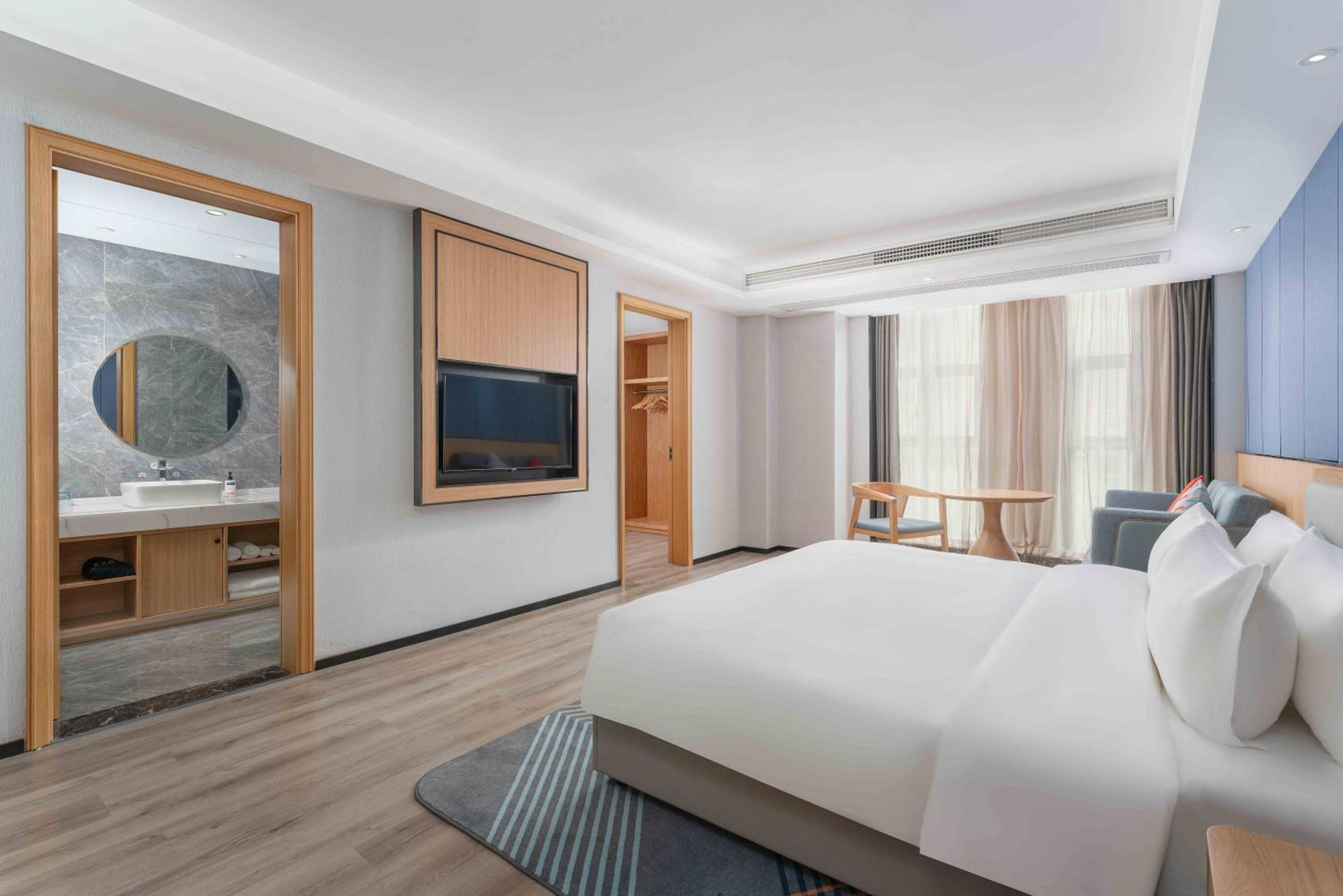 Standard King Room with Extra Floor Space photo 2