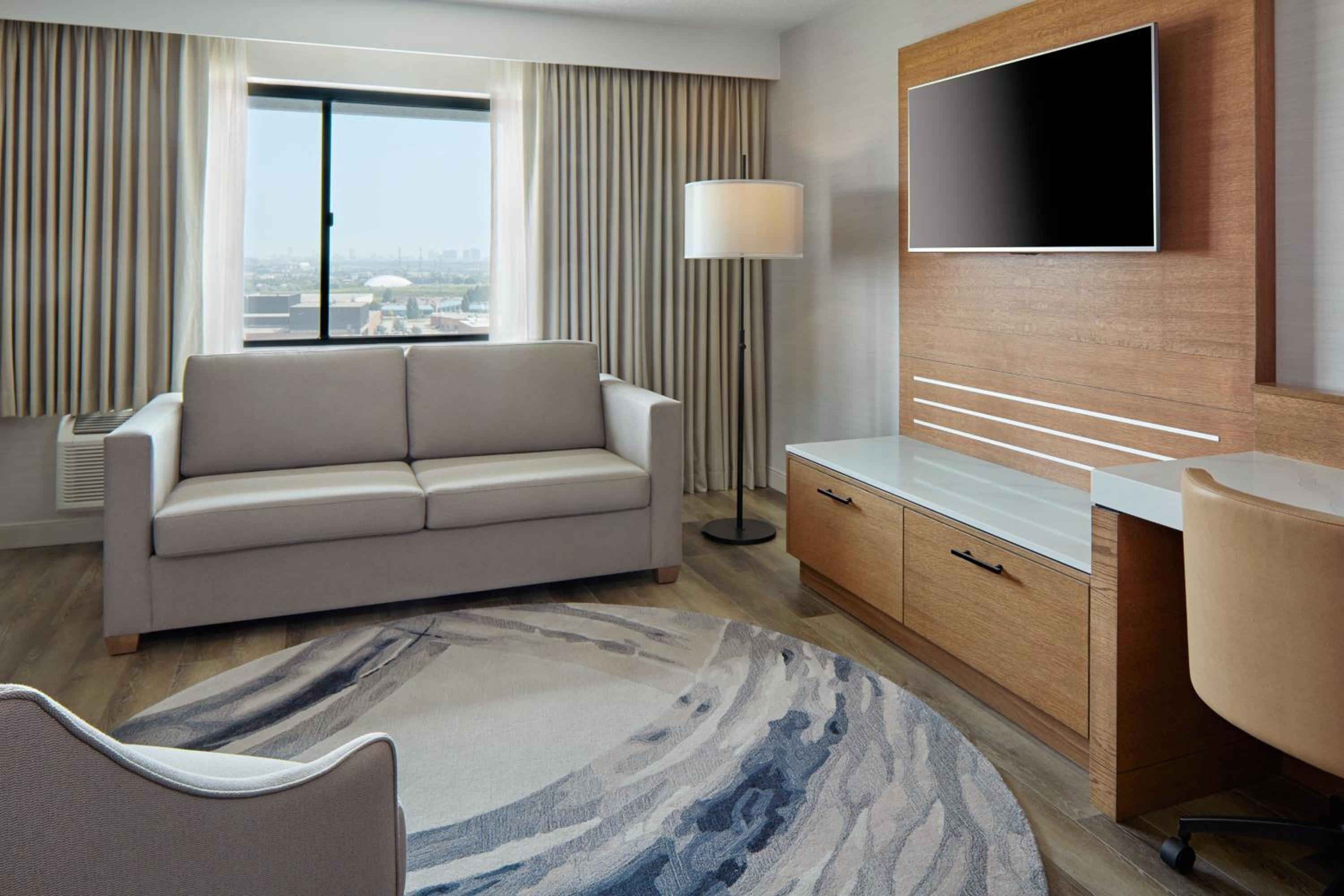 One-Bedroom King Suite with Sofa Bed  photo 3