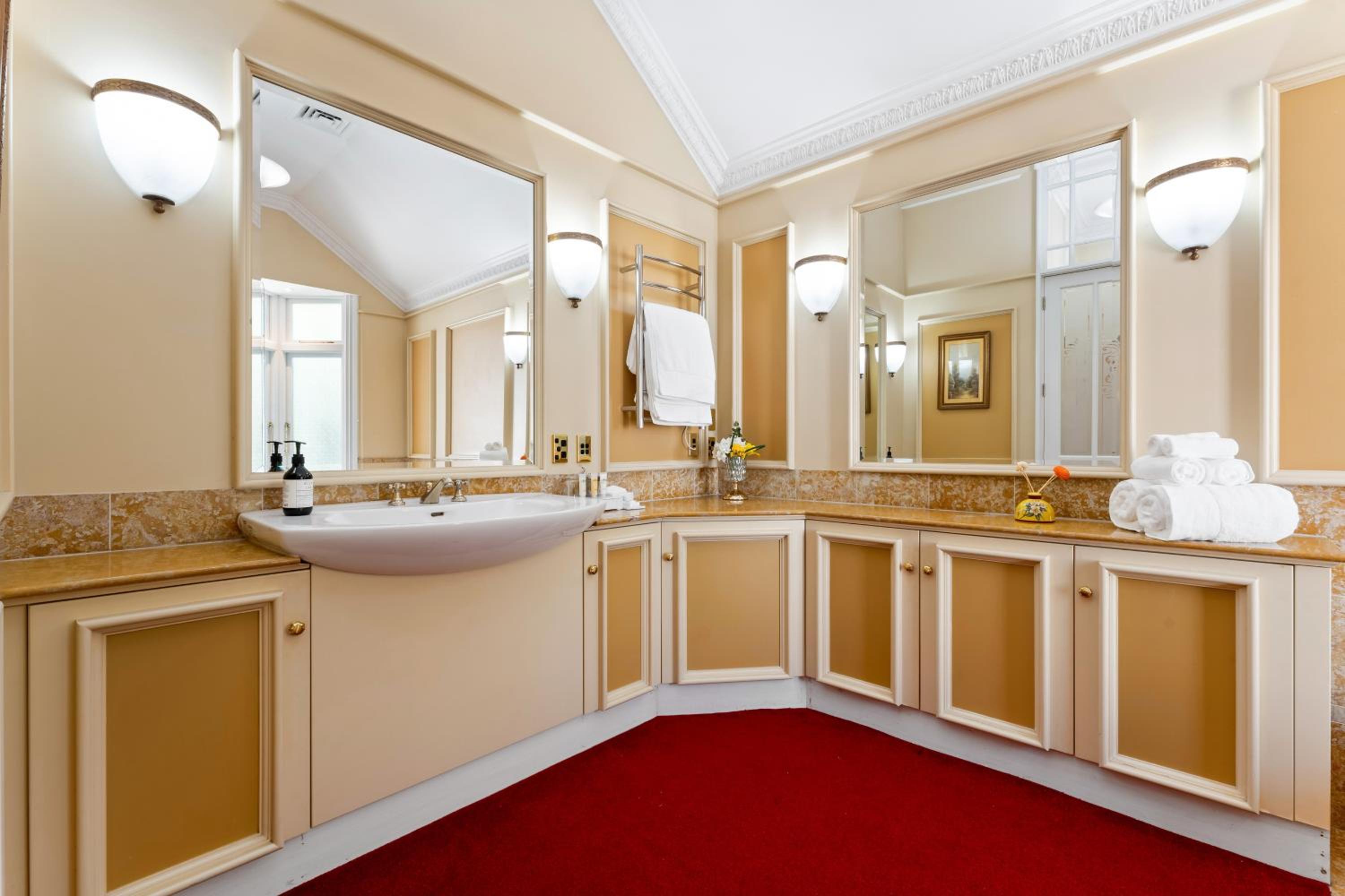 King Room with Spa Bath - Photo 6