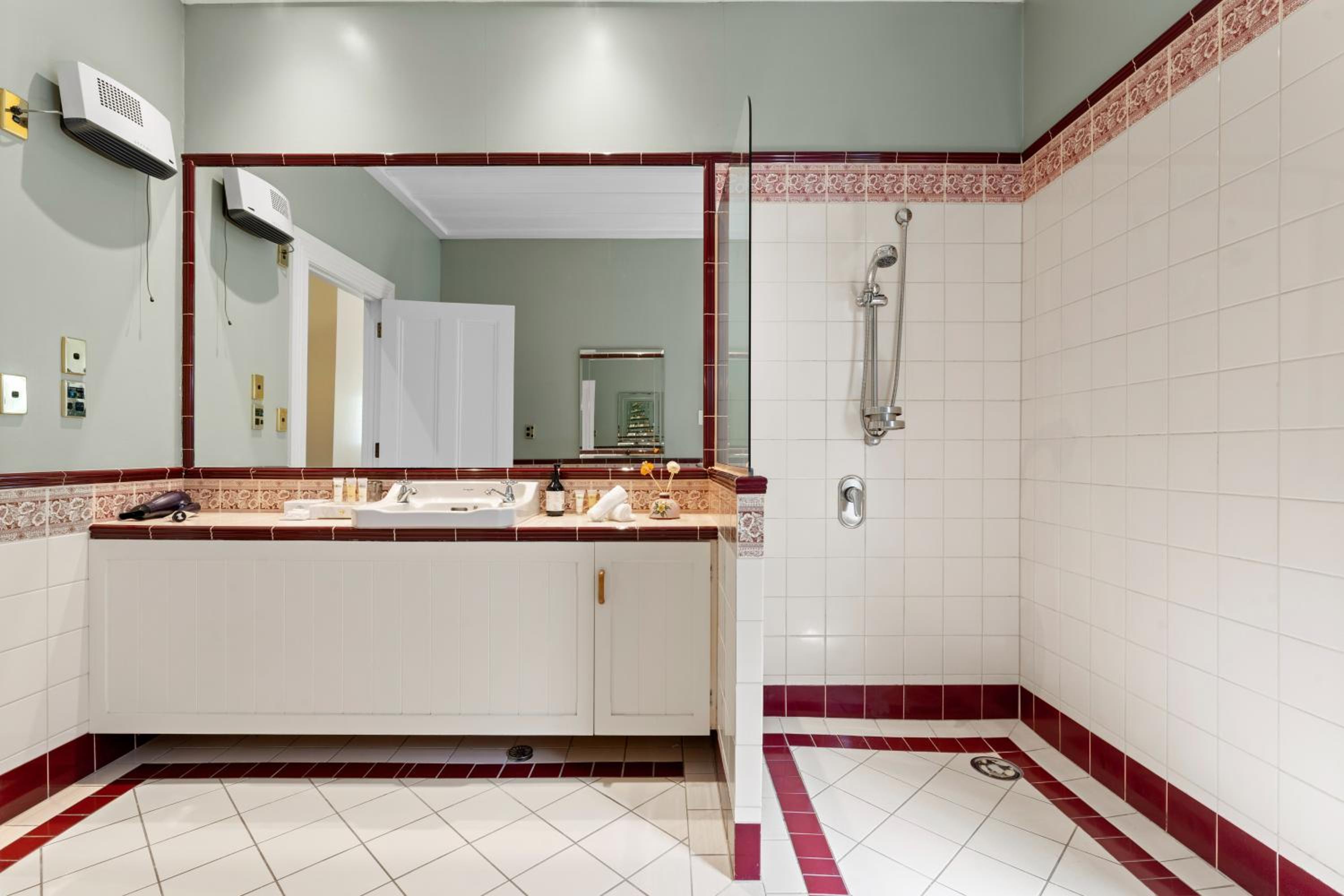 Deluxe Double or Twin Room thumbnail 5