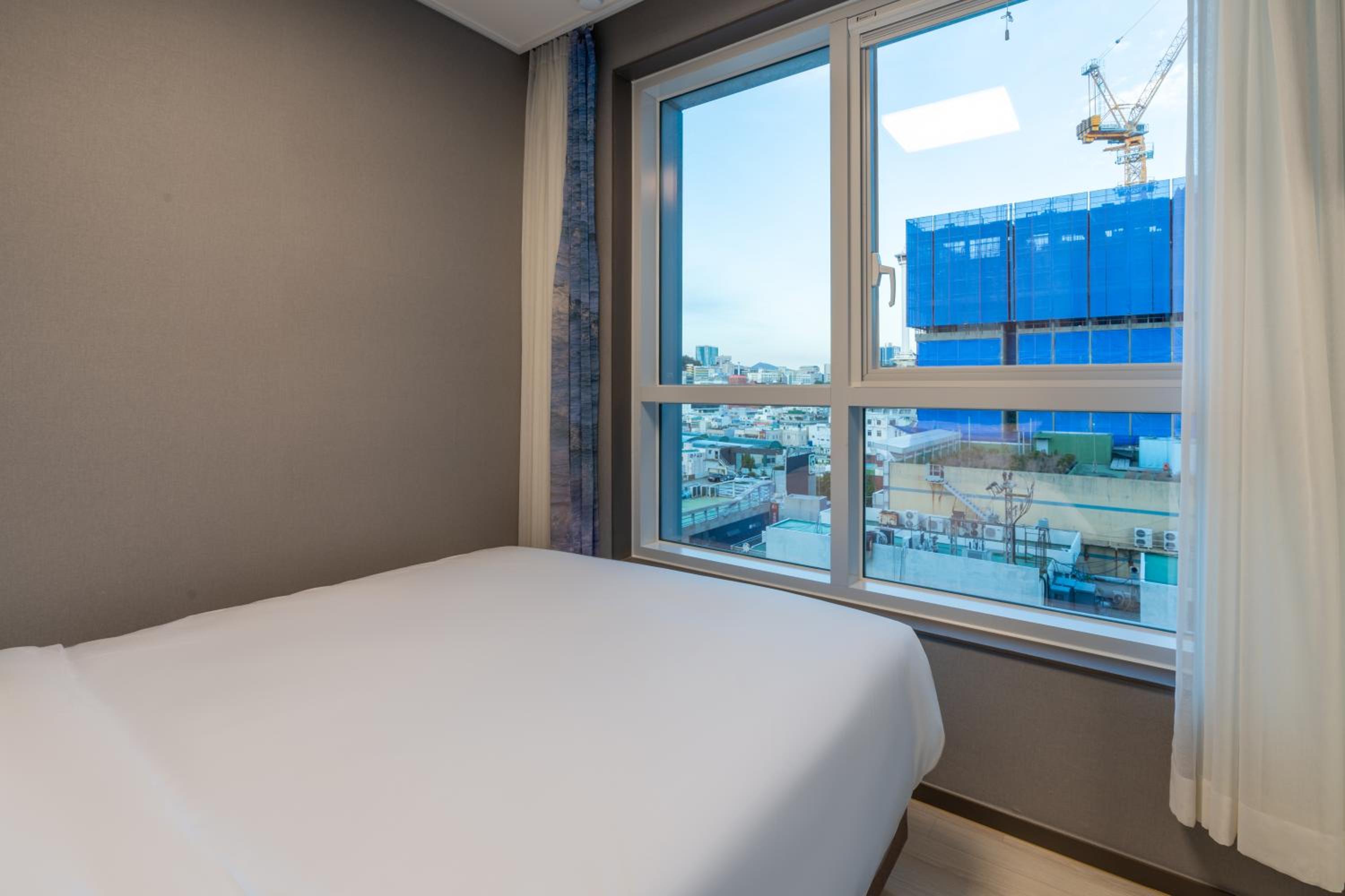 Suite - Photo 15