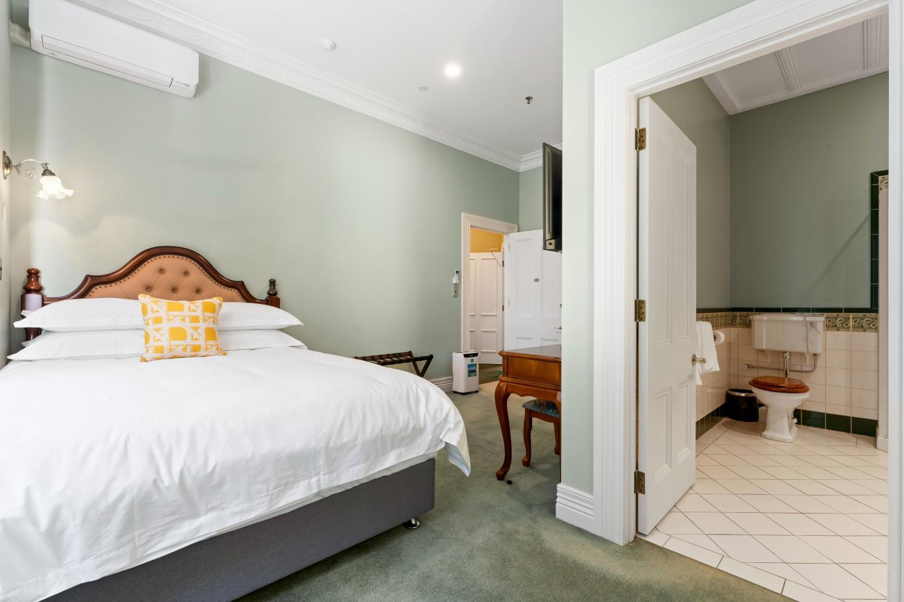 Deluxe Queen Room - Photo 3