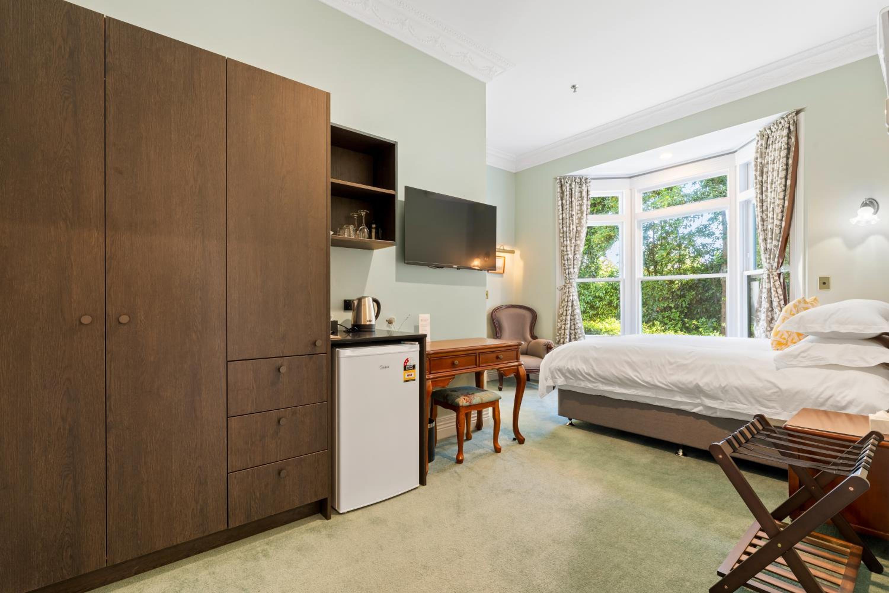Deluxe Queen Room - Photo 1