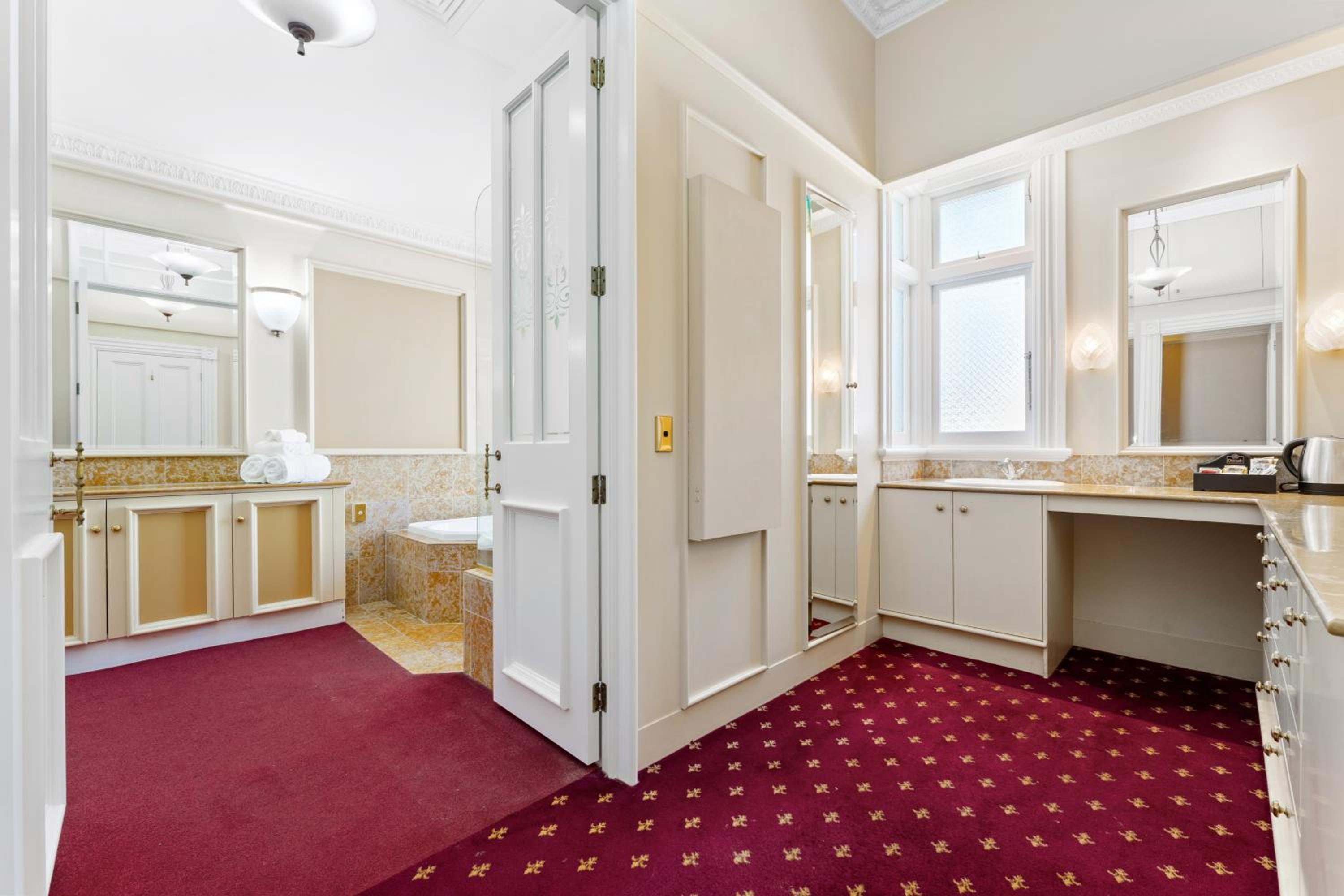 King Room with Spa Bath - Photo 3