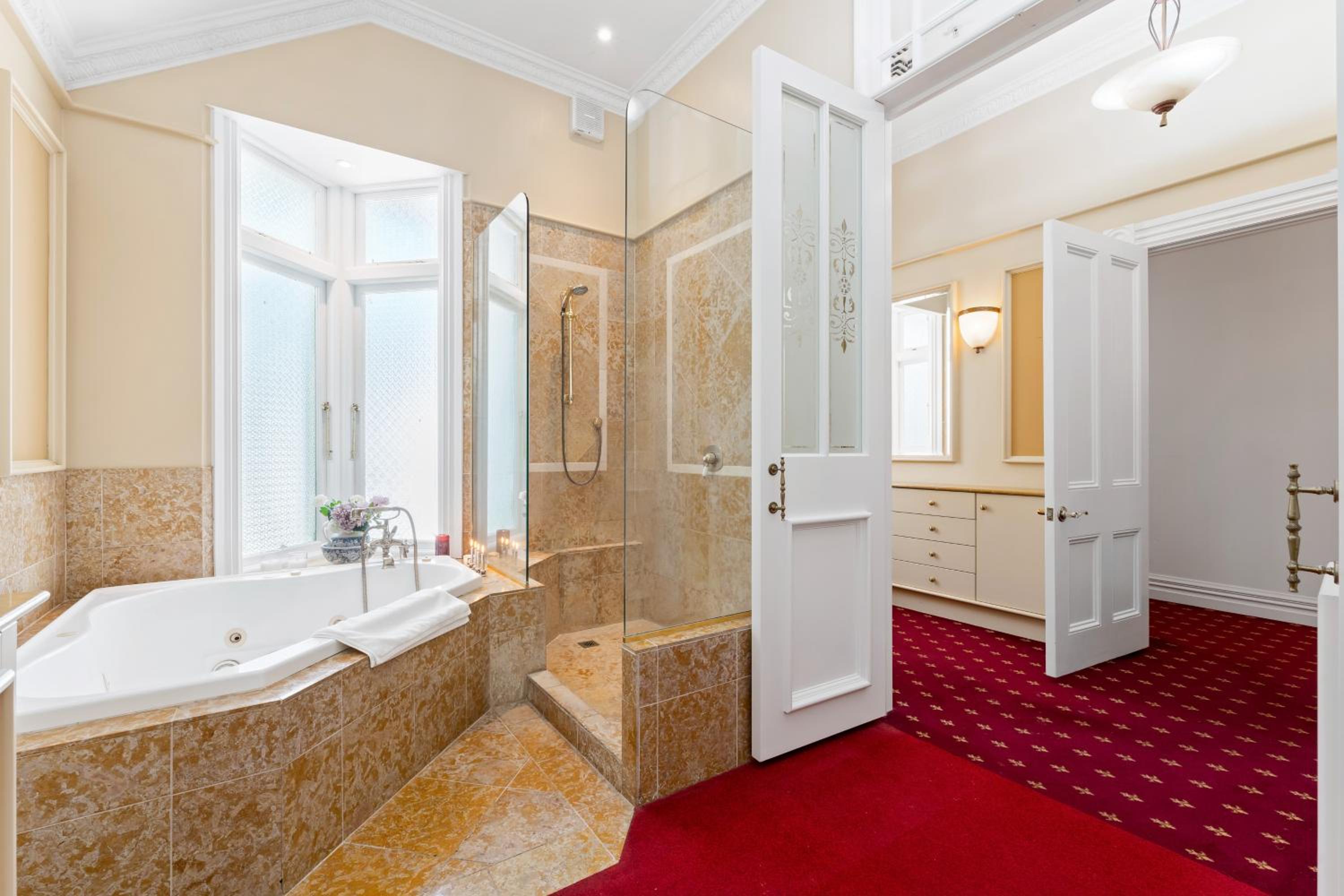 King Room with Spa Bath - Photo 4