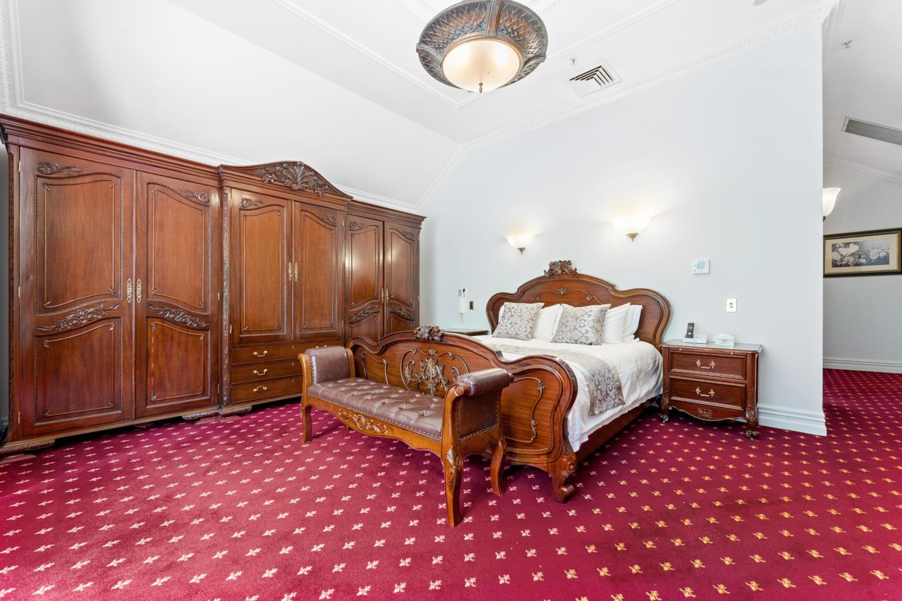 King Room with Spa Bath - Photo 9